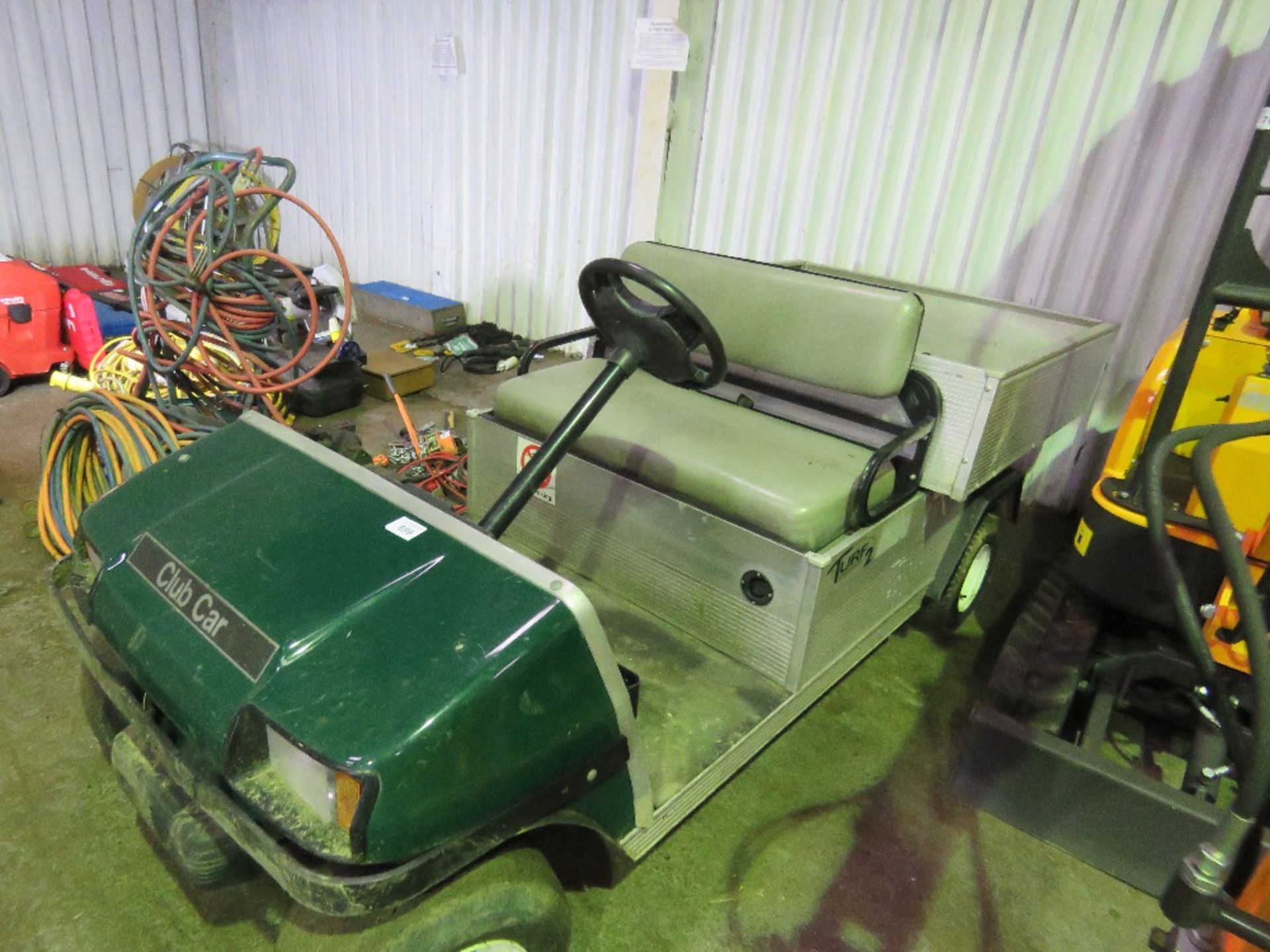 CLUBCAR BATTERY POWERED BUGGY WITH CHARGER. WHEN TESTED WAS SEEN TO RUN AND DRIVE. - Image 2 of 4