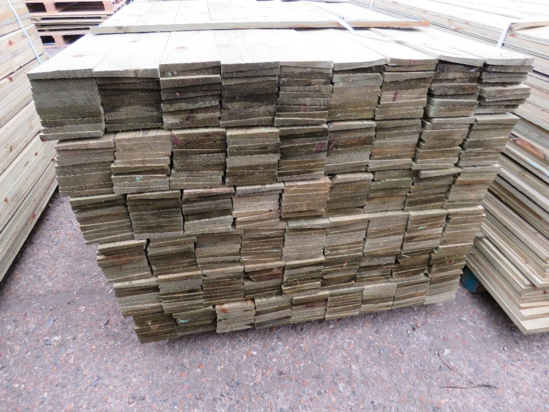 LARGE PACK OF TREATED FEATHER EDGE FENCE CLADDING TIMBER, 1.65M LENGTH X 10CM APPROX. - Image 2 of 2