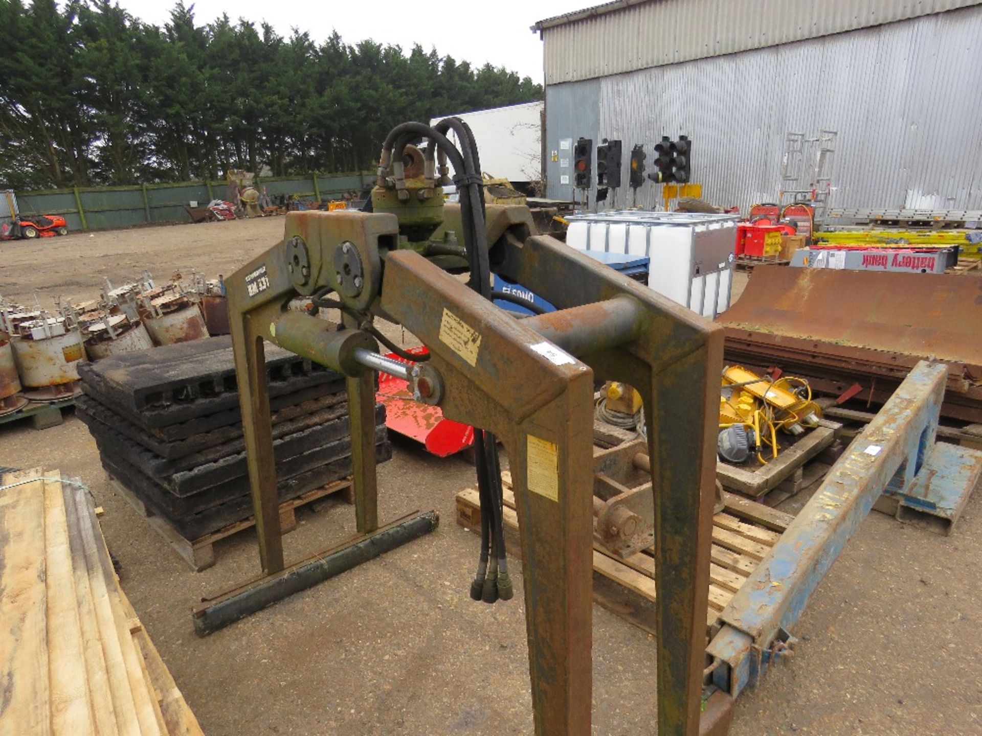 KINSHOFER KM331 HYDRAULIC BLOCK GRAB WITH ROTATOR. - Image 2 of 2