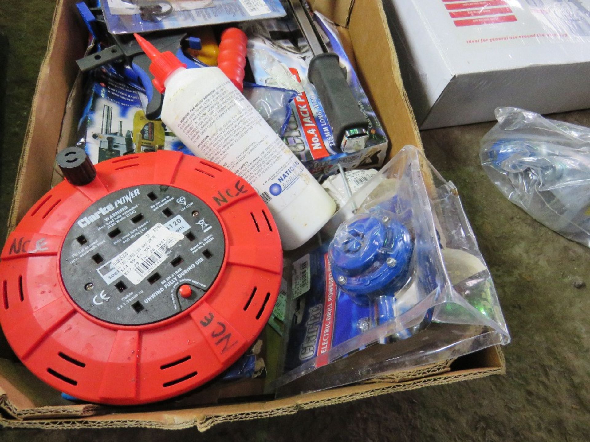 BOX OF MIXED SUNDRIES.