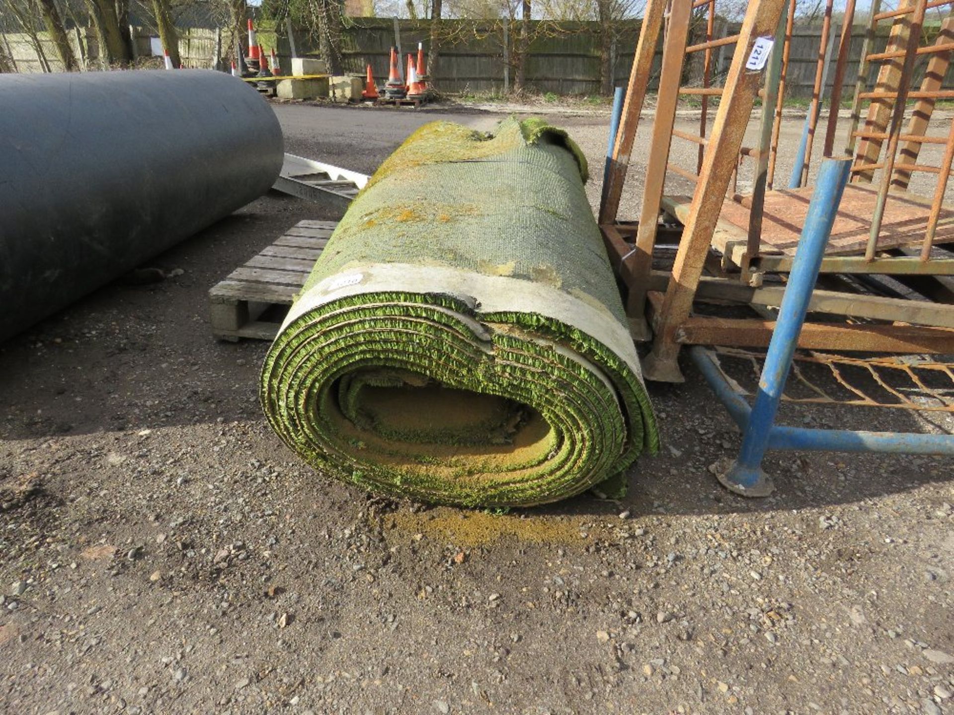 ROLL OF ASTRO TURF/UNDERLAY SHEET, 7FT WIDE APPROX.