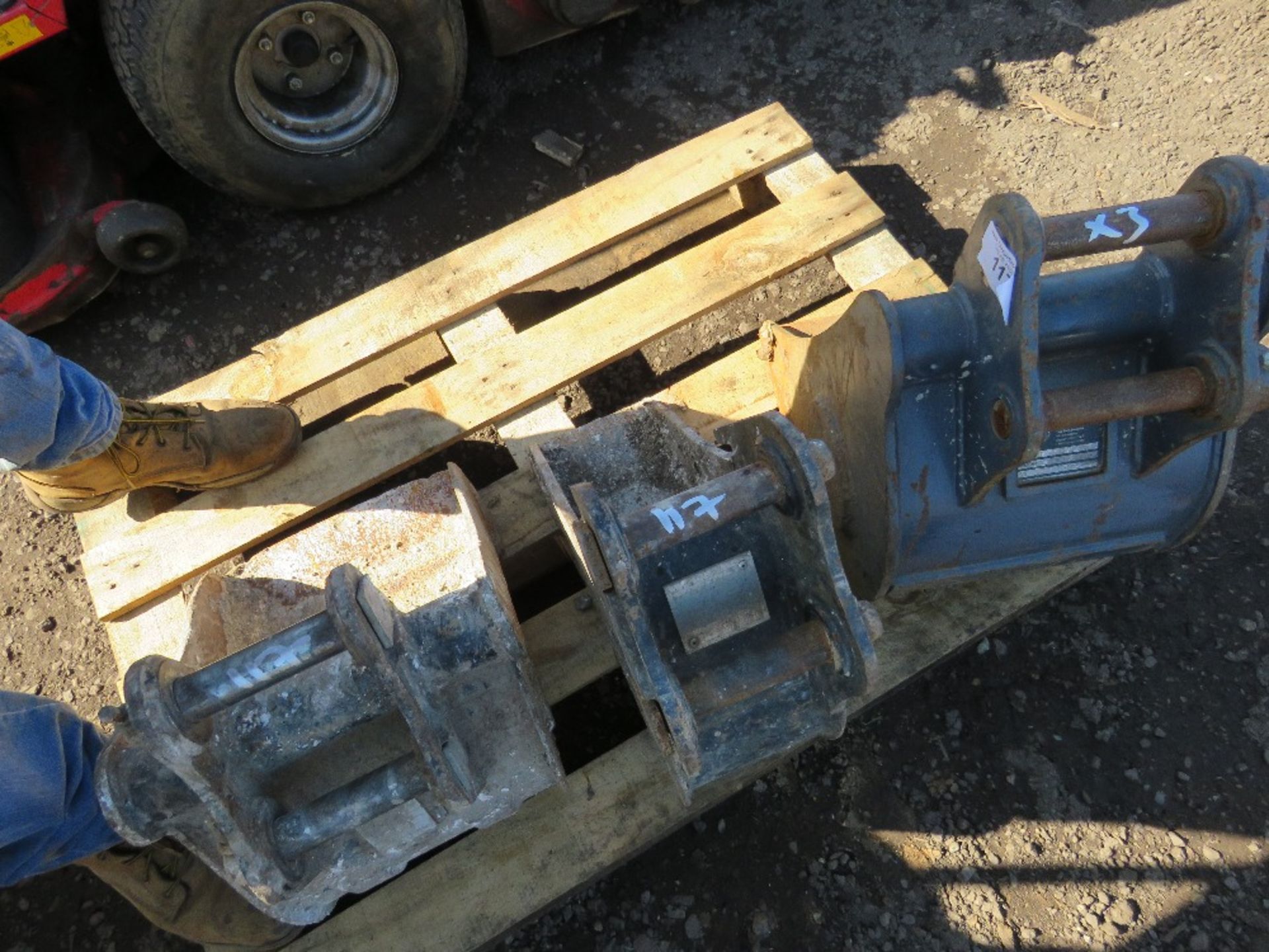 SET OF 3 X EXCAVATOR BUCKETS ON 30MM PINS. - Image 2 of 3