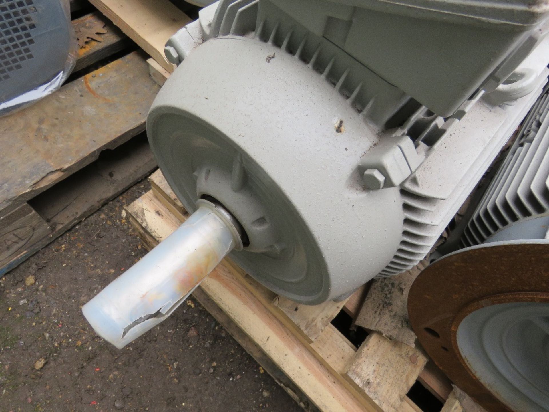 1 X INDUSTRIAL 15KW RATED ELECTRIC MOTOR, SOURCED FROM DEPOT CLEARANCE. - Image 3 of 3