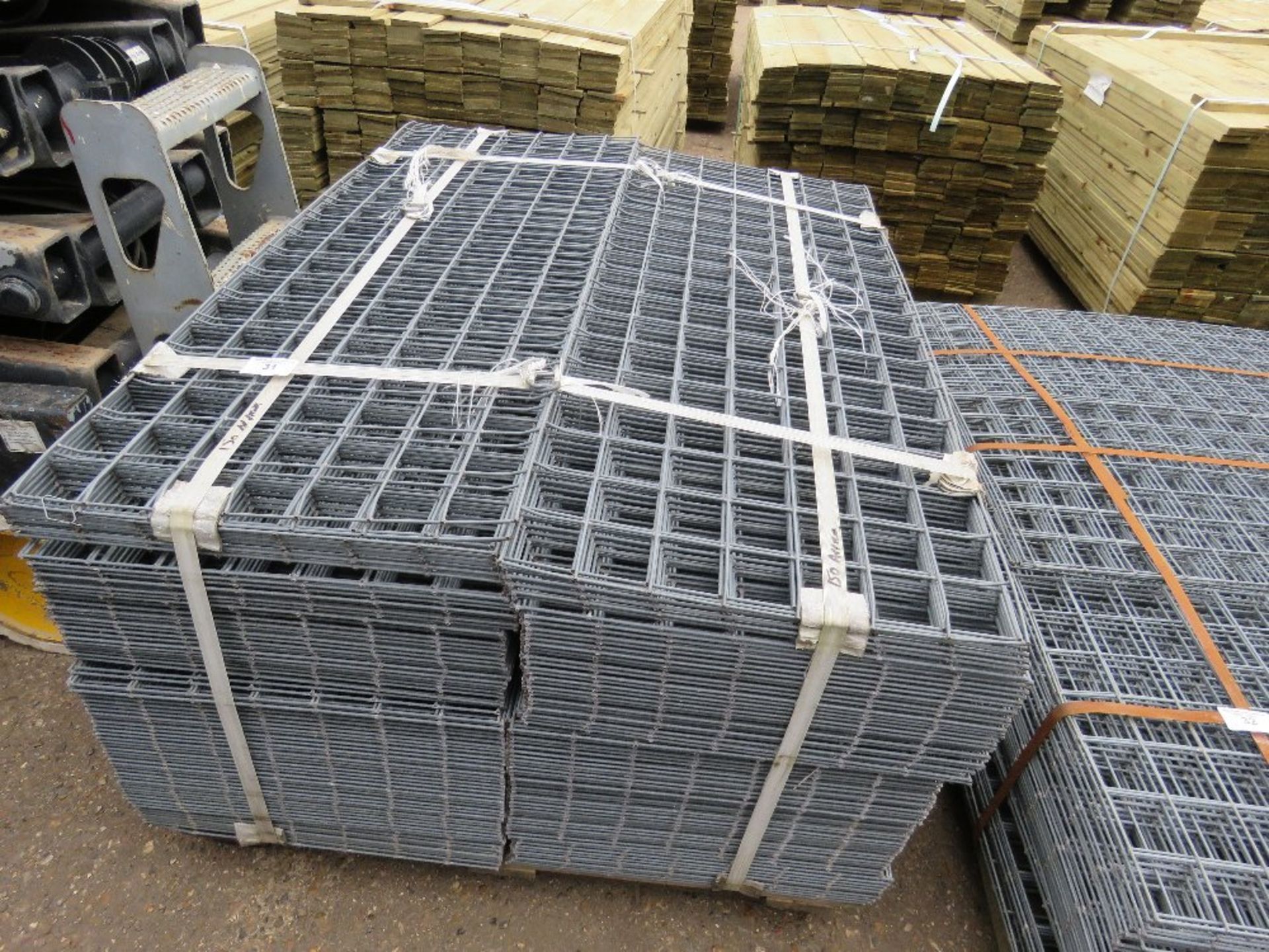 PALLET CONTAINING APPROXIMATELY 300NO MESH GRILLE PANELS, GALVANISED. 53.5CM X 137CM APPROX.