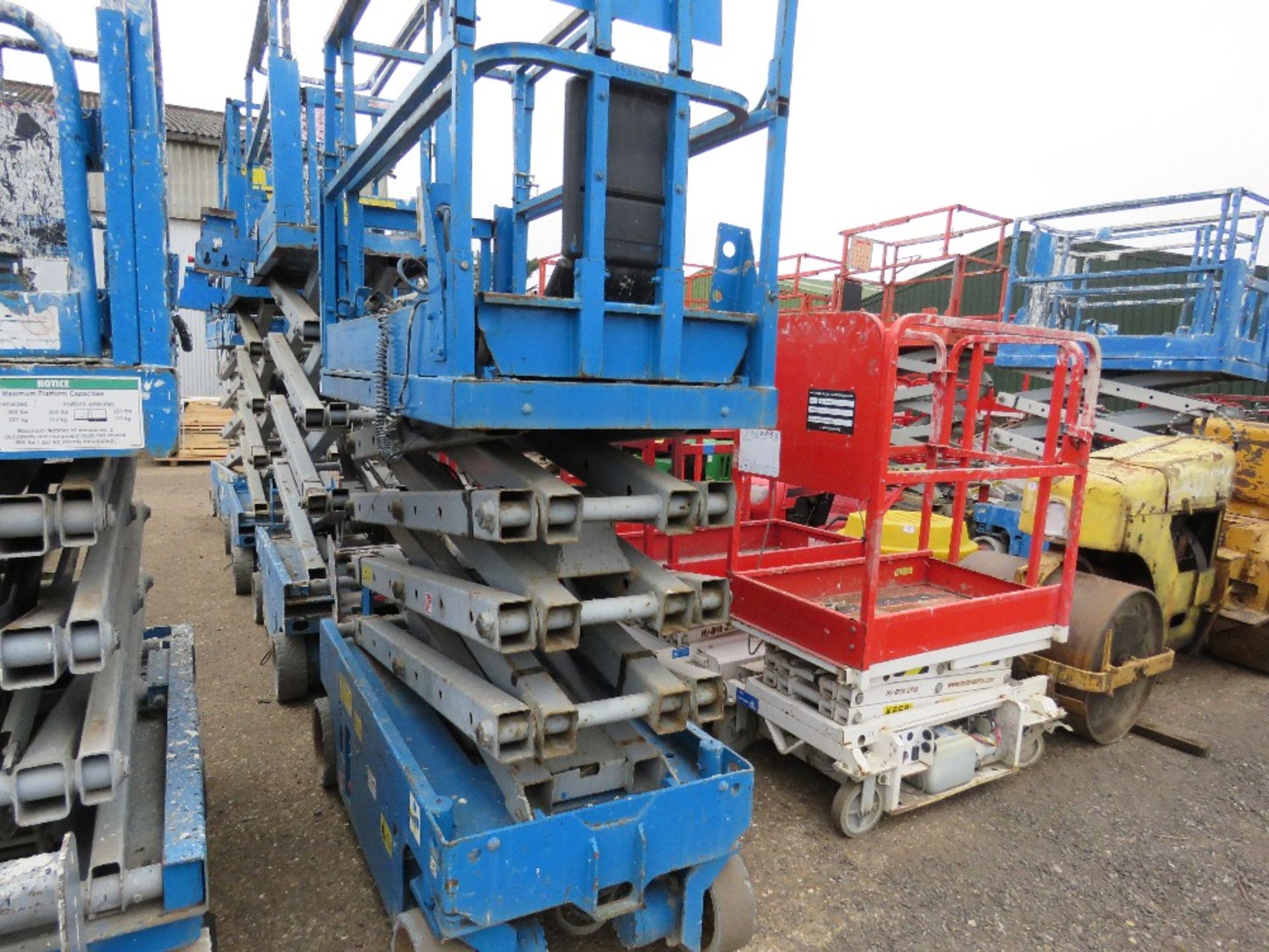 GENIE GS1932 SCISSOR LIFT ACCESS PLATFORM, 7.6M MAX WORKING HEIGHT. SN:GS3006A-83166. YEAR 2006. WH - Image 3 of 4