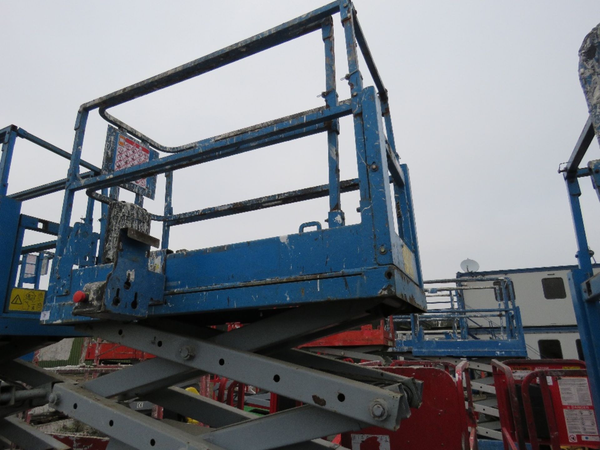 GENIE GS1932 SCISSOR LIFT ACCESS PLATFORM, 7.6M MAX WORKING HEIGHT. SN:GS3006B-31563. YEAR 2006. WH - Image 3 of 4