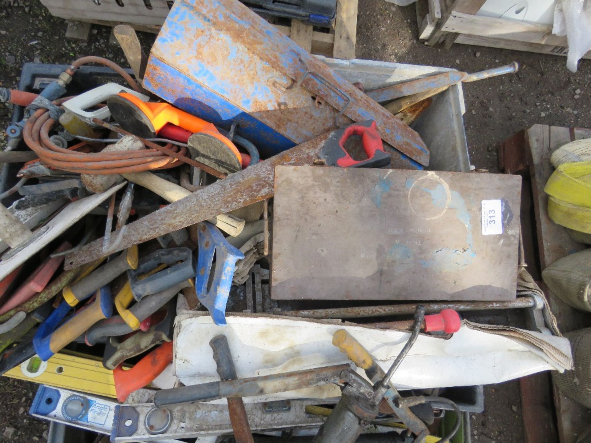 PALLET OF SHED CLEARANCE ITEMS TO INCLUDE TOOLS AND SUNDRIES. - Image 3 of 3
