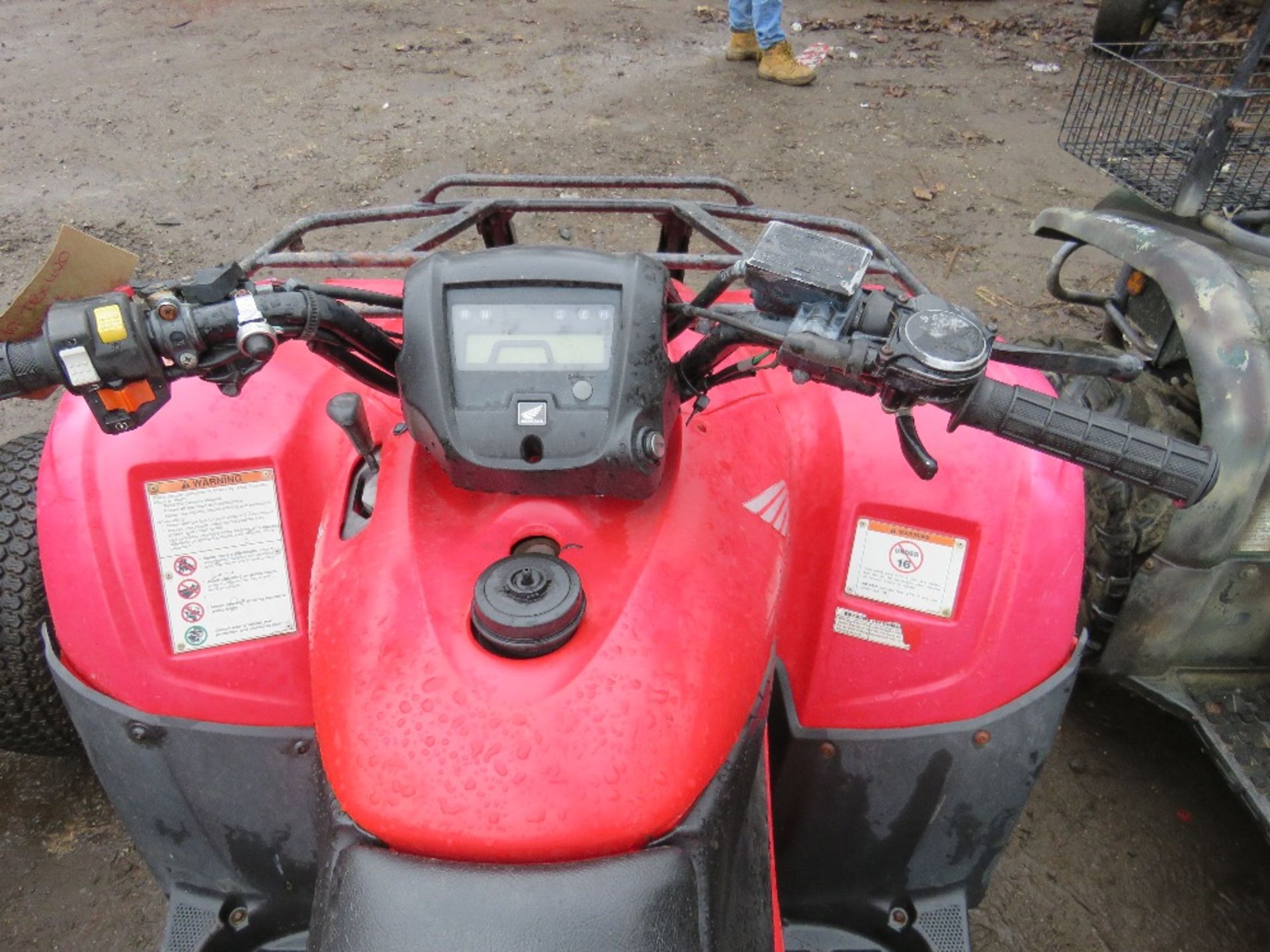 HONDA FOURTRAK 400 QUAD BIKE, YEAR 2003 APPROX. WHEN TESTED WAS SEEN TO RUN, DRIVE AND BRAKE. - Image 5 of 5