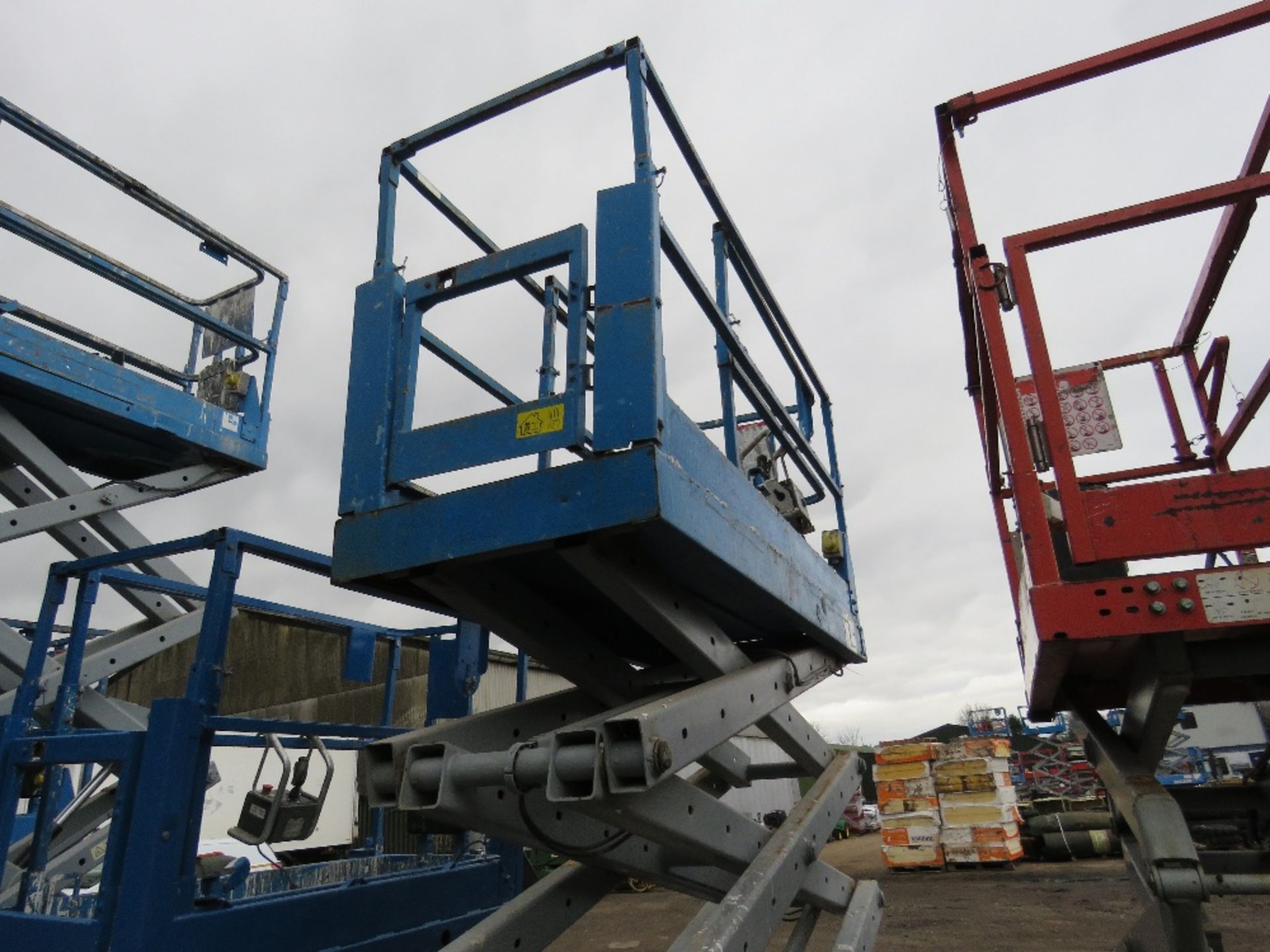 GENIE GS2632 SCISSOR LIFT ACCESS PLATFORM, 9.8M MAX WORKING HEIGHT. year 2002. sn;gs32-47285. WHEN - Image 2 of 6