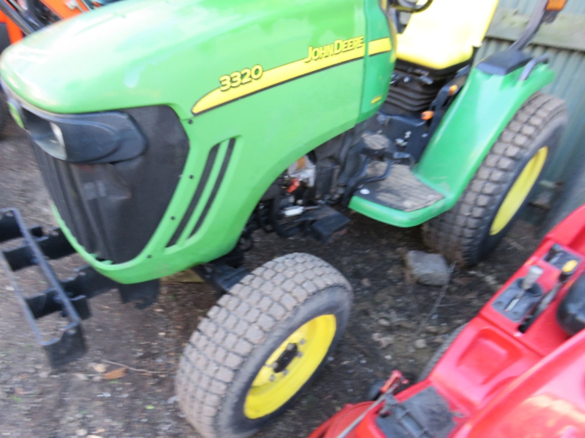 JOHN DEERE 3320 4WD COMPACT TRACTOR, YEAR 2006 REGISTERED, ENGINE NEEDS ATTENTION. REG:YJ06 WVT - Image 4 of 8