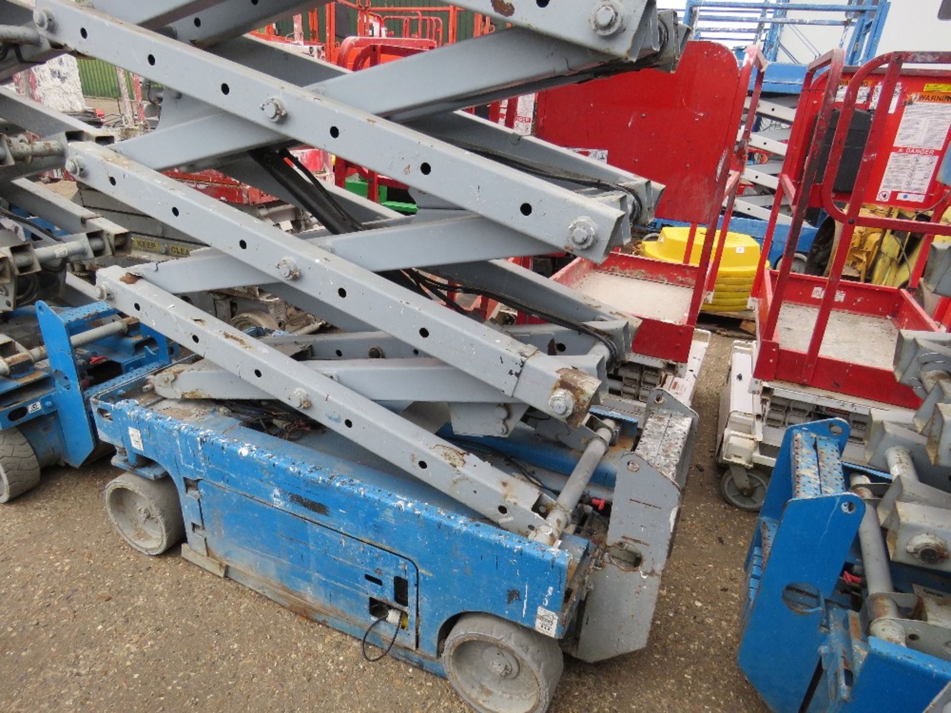 GENIE GS1932 SCISSOR LIFT ACCESS PLATFORM, 7.6M MAX WORKING HEIGHT. SN:GS3006B-31563. YEAR 2006. WH - Image 2 of 4