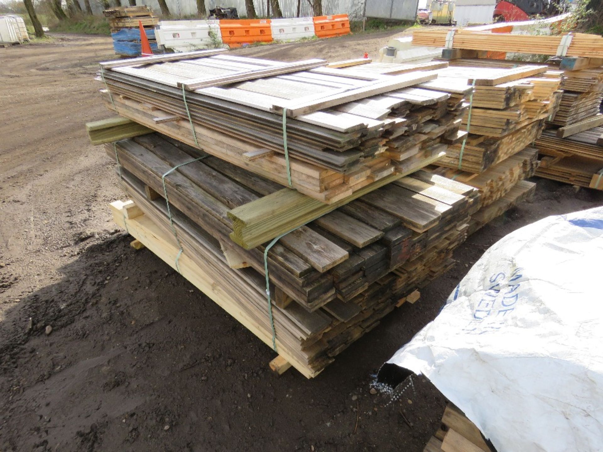 STACK OF ASSORTED SHIPLAP AND FLAT CLADDING TIMBER BOARDS 1.75-1.84M APPROX. - Image 3 of 4