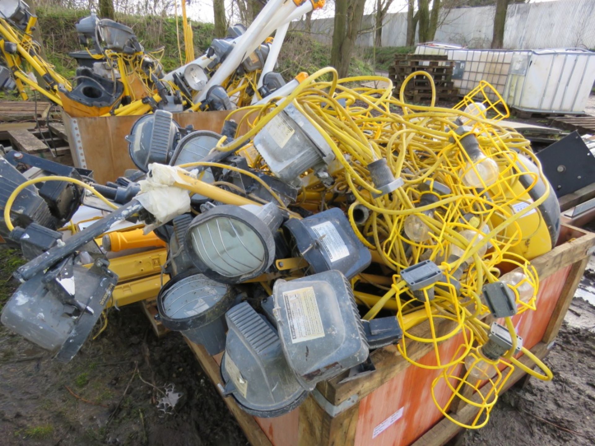 LARGE QUANTITY OF 110VOLT WORK LIGHTS. - Image 4 of 10