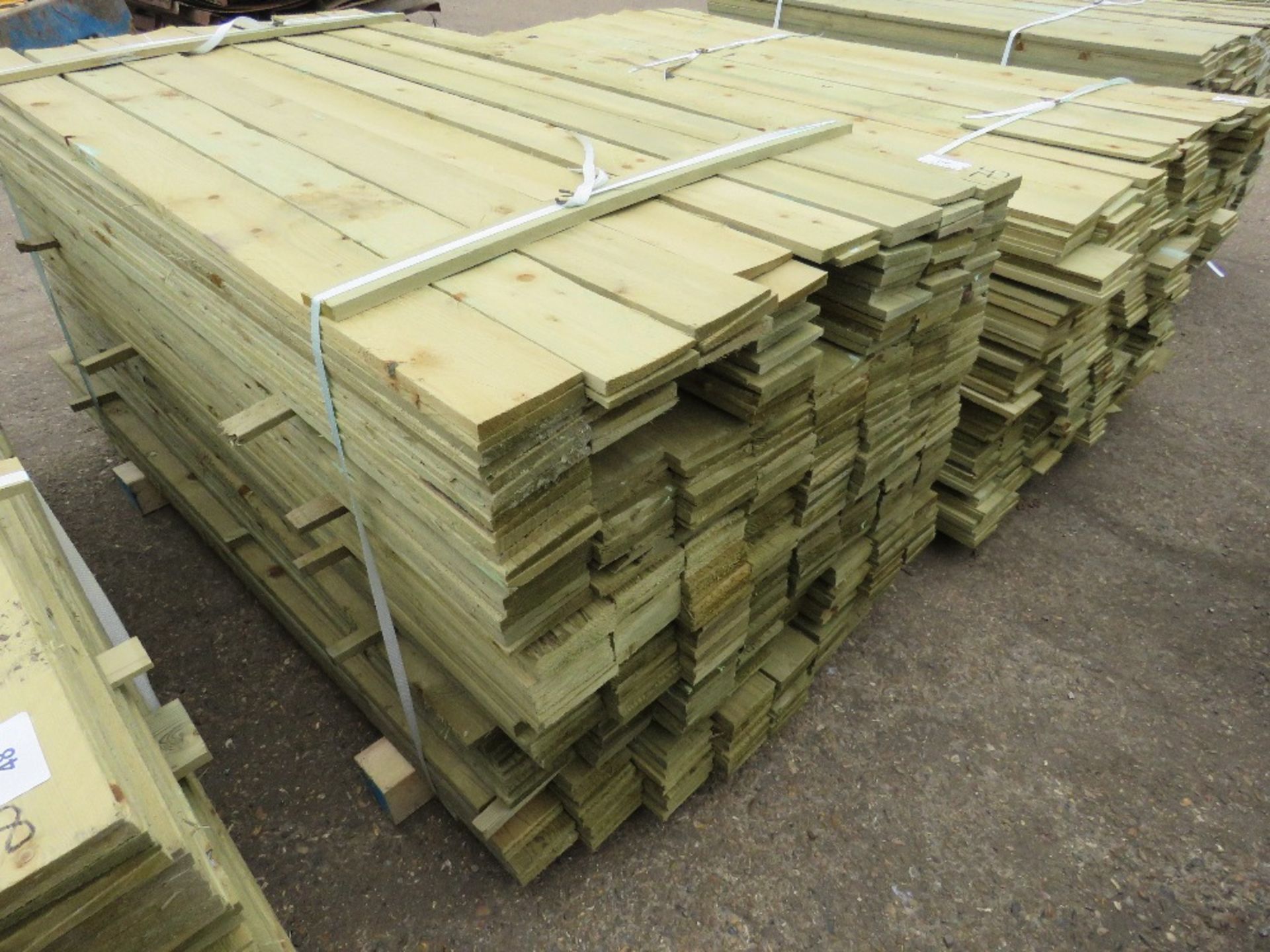 EXTRA LARGE PACK OF TREATED FEATHER EDGE FENCE CLADDING TIMBER, 1.75M LENGTH X 10CM APPROX.