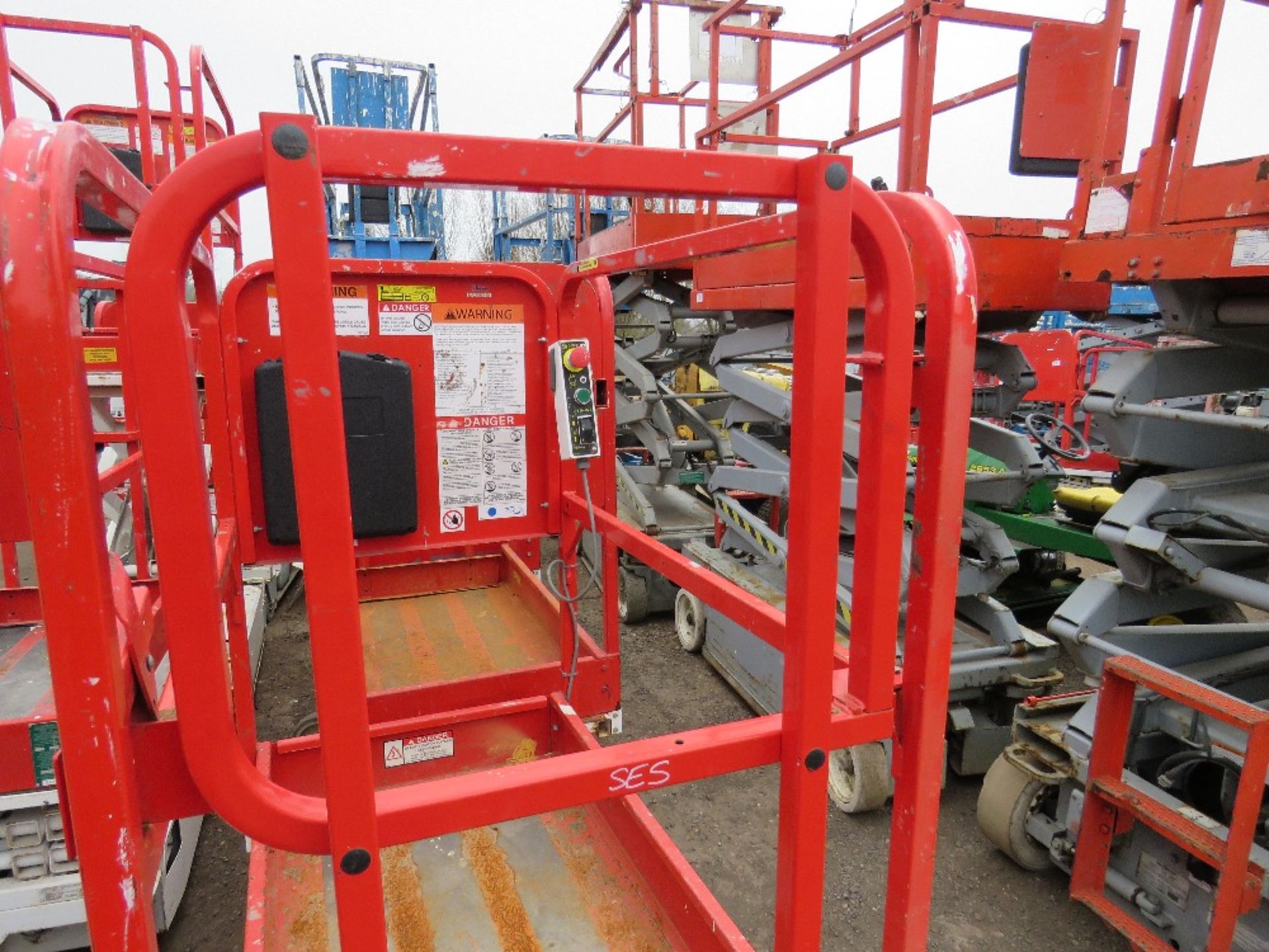 HYBRID HB830 SCISSOR LIFT ACCESS PLATFORM, 14FT MAX WORKING HEIGHT. SN:E0510111. UNTESTED, CONDITION - Image 3 of 3