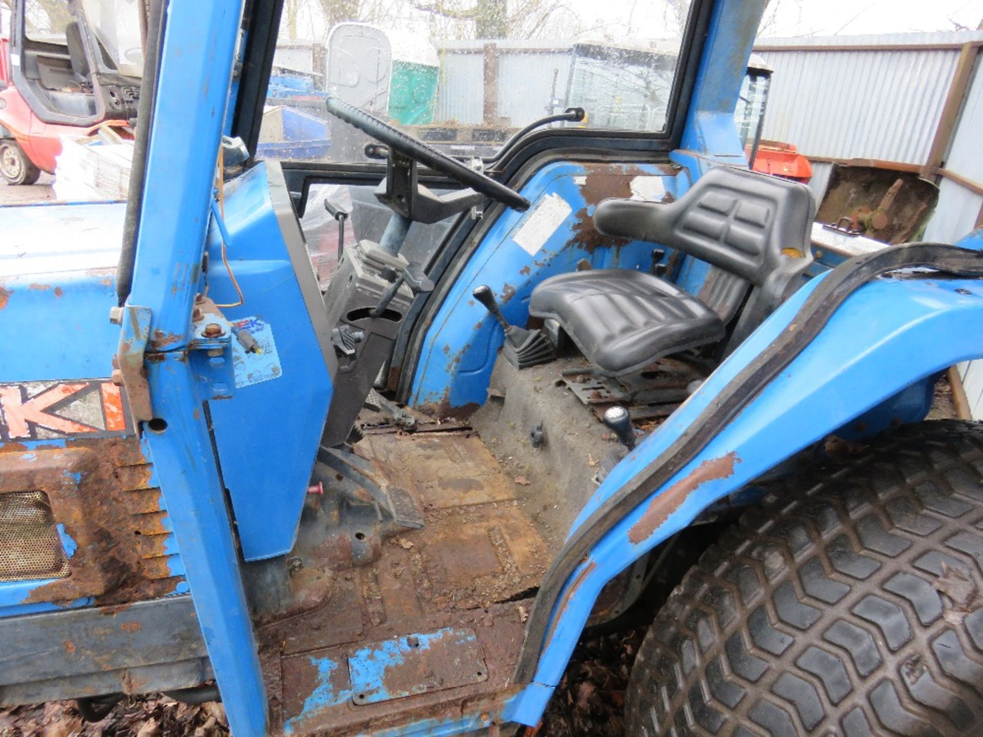 ISEKI 545 4WD TRACTOR WITH A CAB. 4764 REC HOURS. WHEN TESTED WAS SEEN TO RUN AND DRIVE. - Image 3 of 6