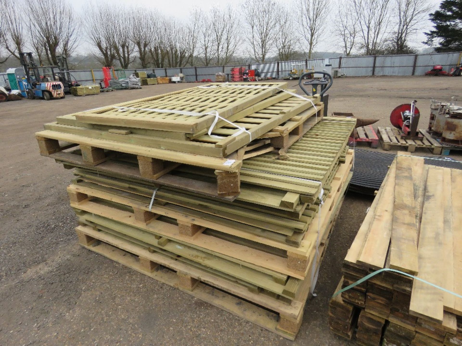 STACK OF MIXED FENCING PANELS, 14NO APPROX.