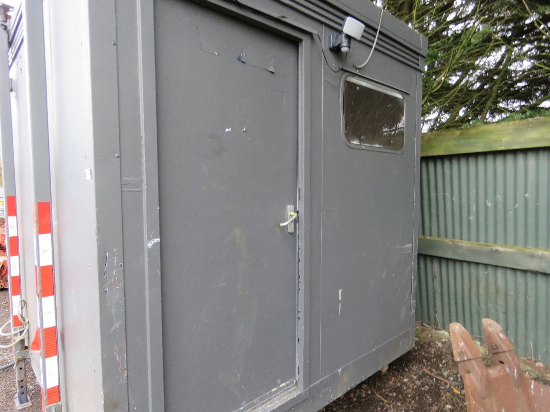 JACKLEGGED PORTABLE SHOWER BLOCK UNIT, 8FT X 8FT APPROX. - Image 3 of 7