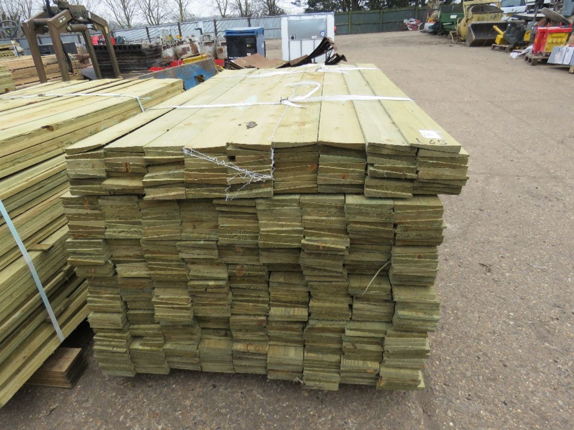 LARGE PACK OF TREATED FEATHER EDGE FENCE CLADDING TIMBER, 1.65M LENGTH X 10CM APPROX. - Image 2 of 2