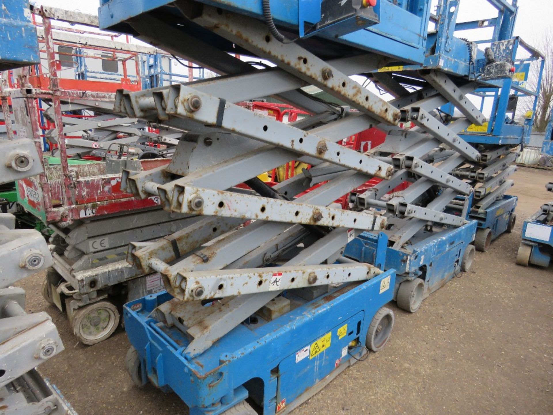 GENIE GS1932 SCISSOR LIFT ACCESS PLATFORM, 7.6M MAX WORKING HEIGHT. SN:GS3006A-83175. YEAR 2006. WH - Image 2 of 3