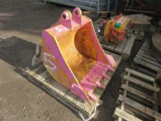 2FT WIDE EXCAVATOR BUCKET ON 40MM PINS, PINK.