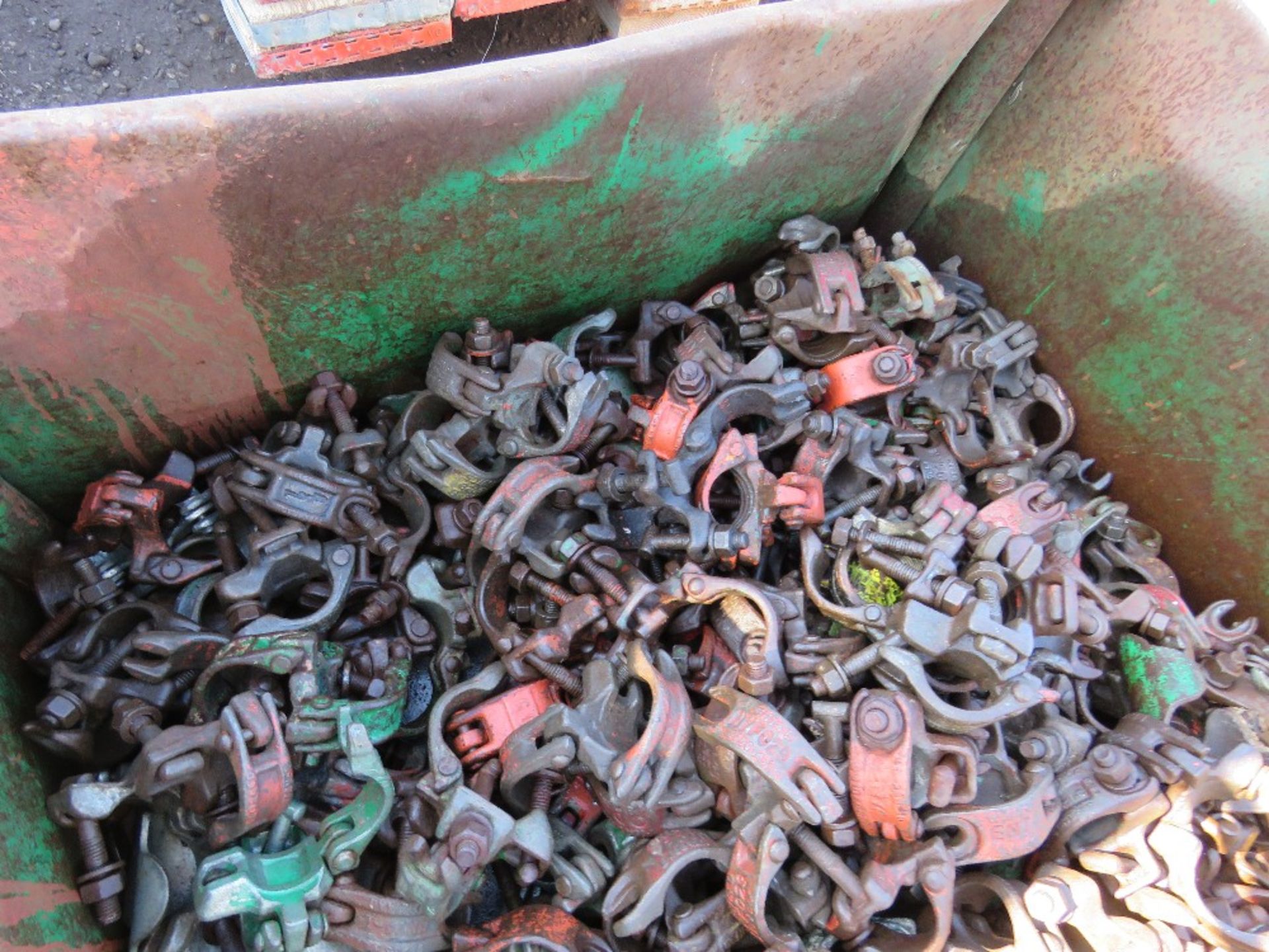 STILLAGE CONTAINING APPROXIMATELY 205 SCAFFOLD CLIPS. - Image 3 of 4