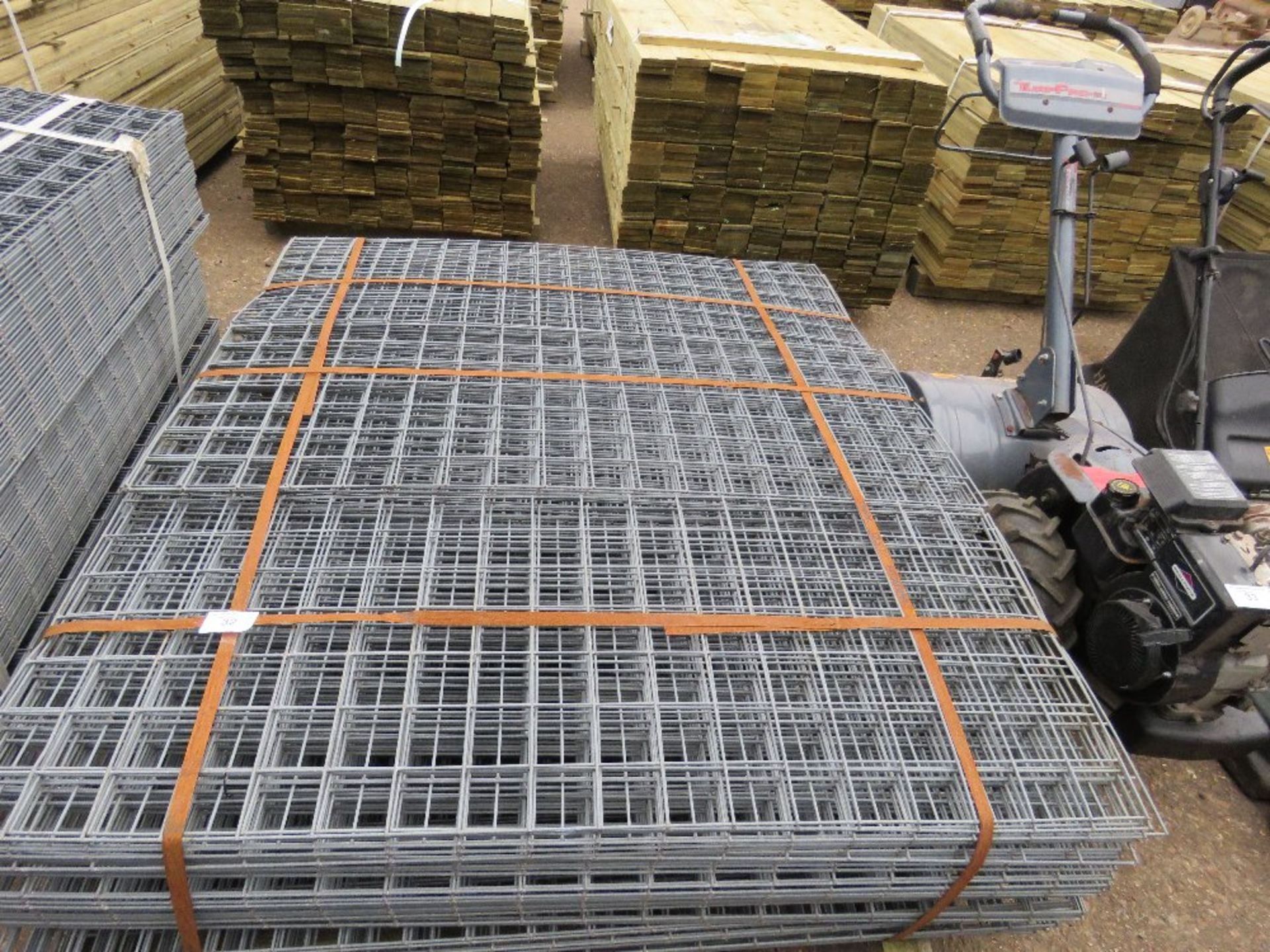 PALLET CONTAINING APPROXIMATELY 150NO MESH GRILLE PANELS, GALVANISED. 53.5CM X 137CM APPROX.