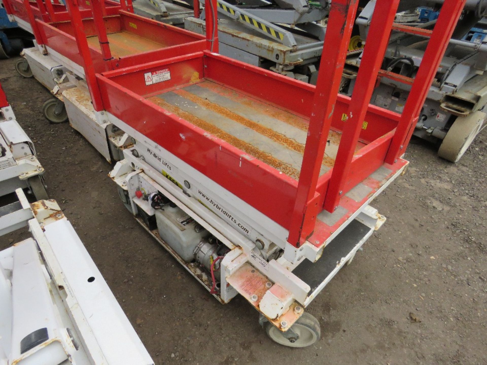 HYBRID HB830 SCISSOR LIFT ACCESS PLATFORM, 14FT MAX WORKING HEIGHT. SN:E0510111. UNTESTED, CONDITION - Image 2 of 3