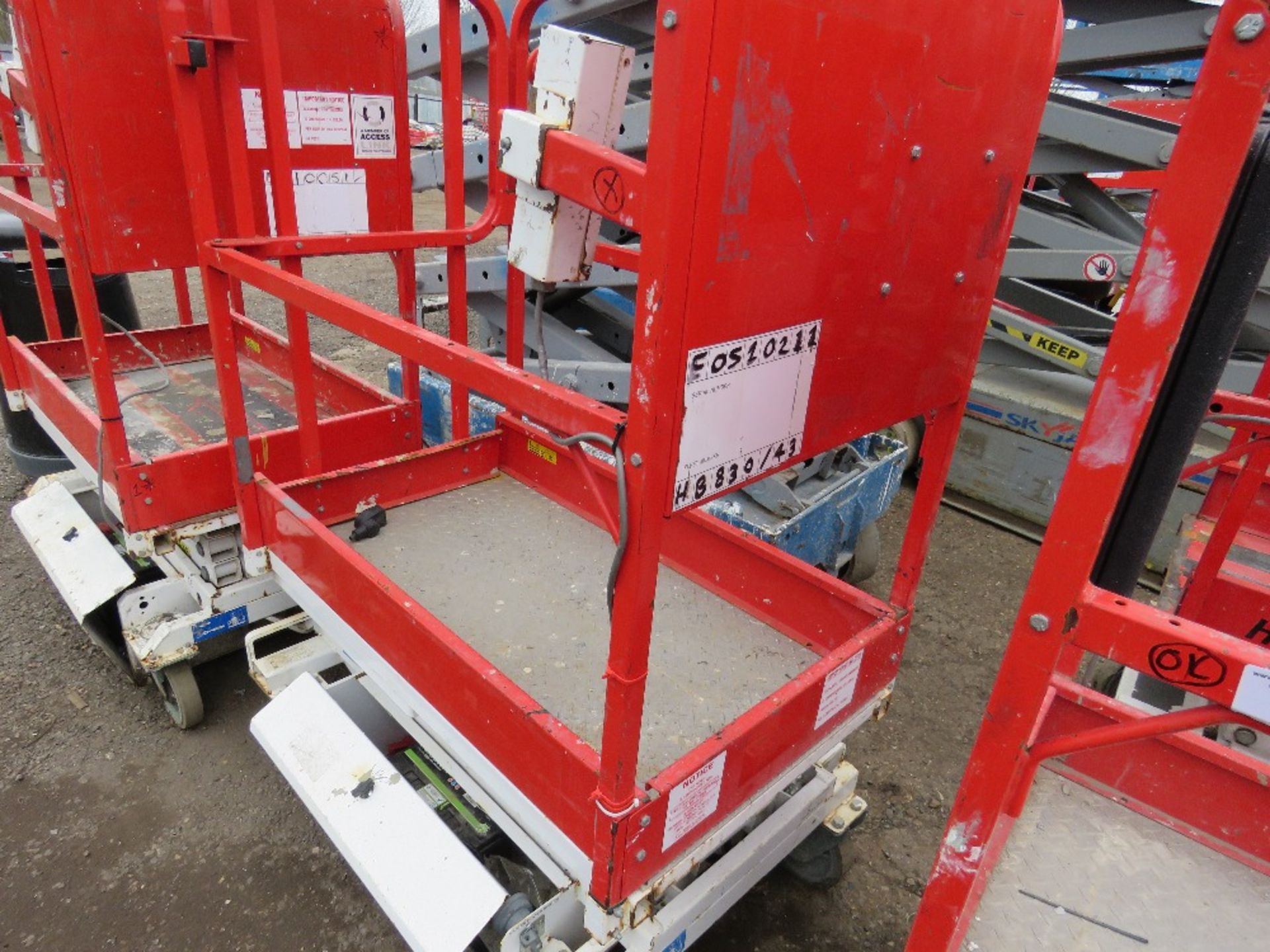 HYBRID HB830 SCISSOR LIFT ACCESS PLATFORM, 14FT MAX WORKING HEIGHT. SN:E0510211. - Image 3 of 4