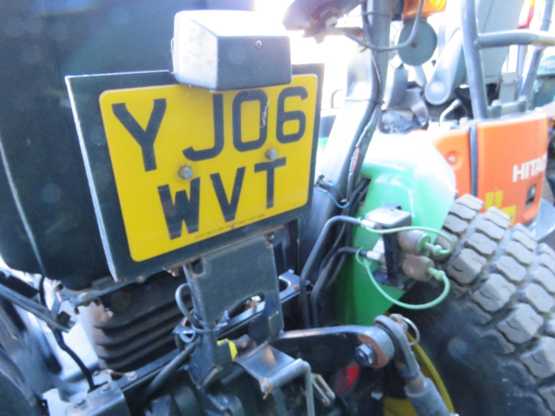 JOHN DEERE 3320 4WD COMPACT TRACTOR, YEAR 2006 REGISTERED, ENGINE NEEDS ATTENTION. REG:YJ06 WVT - Image 7 of 8