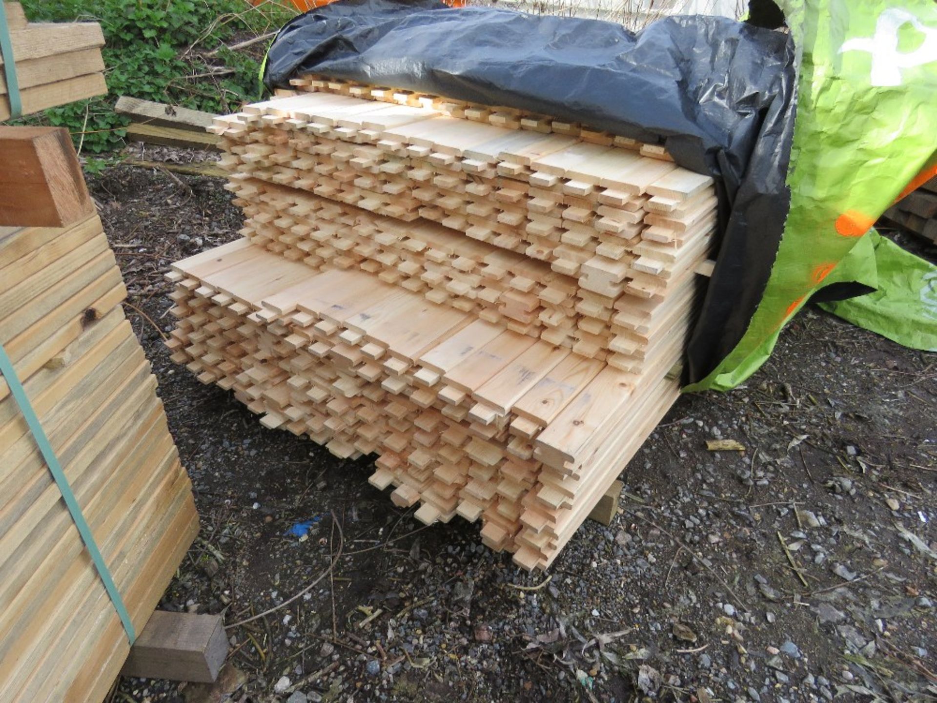 PACK OF UNTREATED TIMBER SLOTTED POSTS, 1.45M - 1.14M SIZE APPROX. - Image 2 of 2