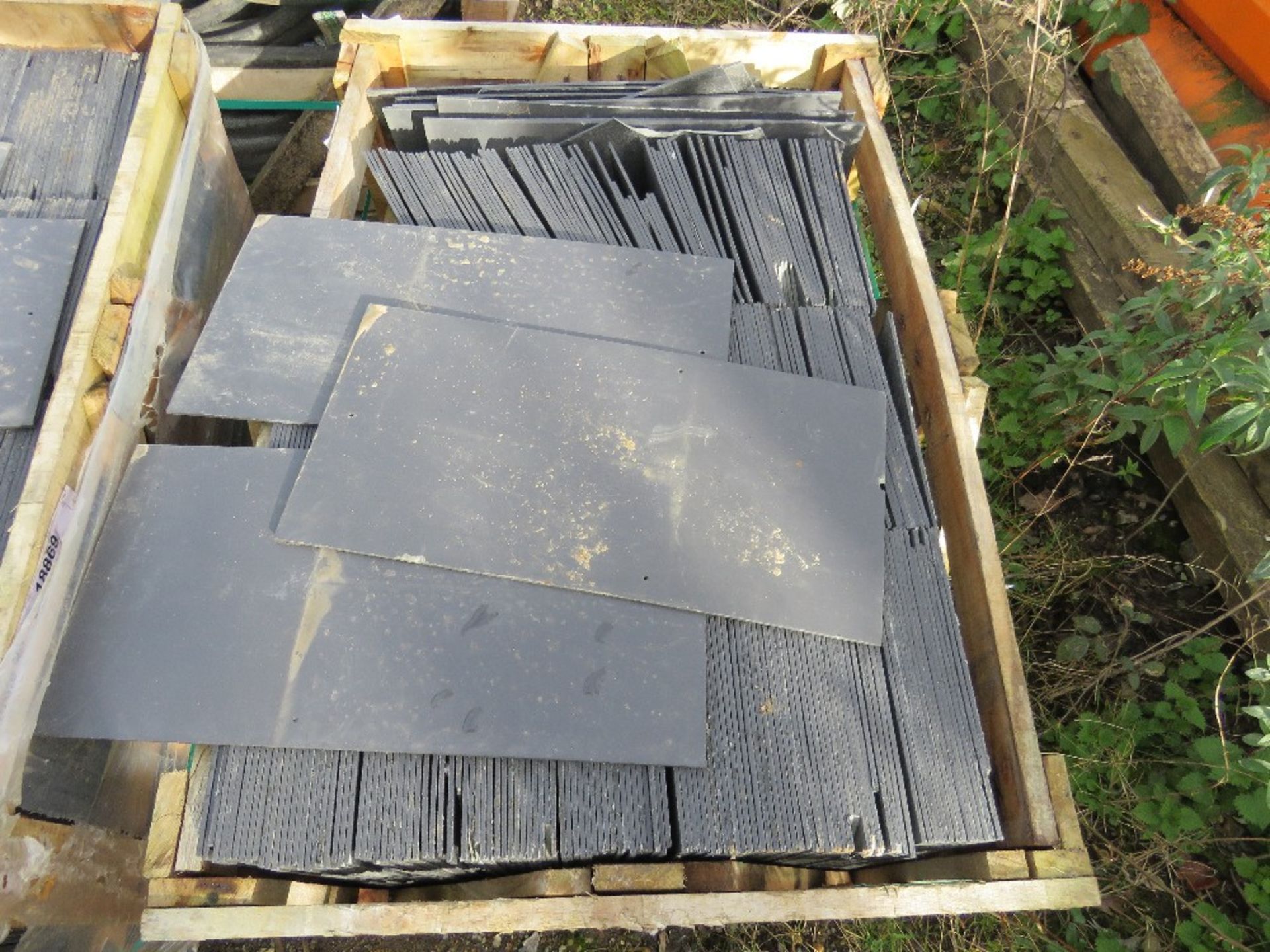 2 X STILLAGES OF ARTIFICIAL SLATE EFFECT ROOFING SLATES. - Image 3 of 3