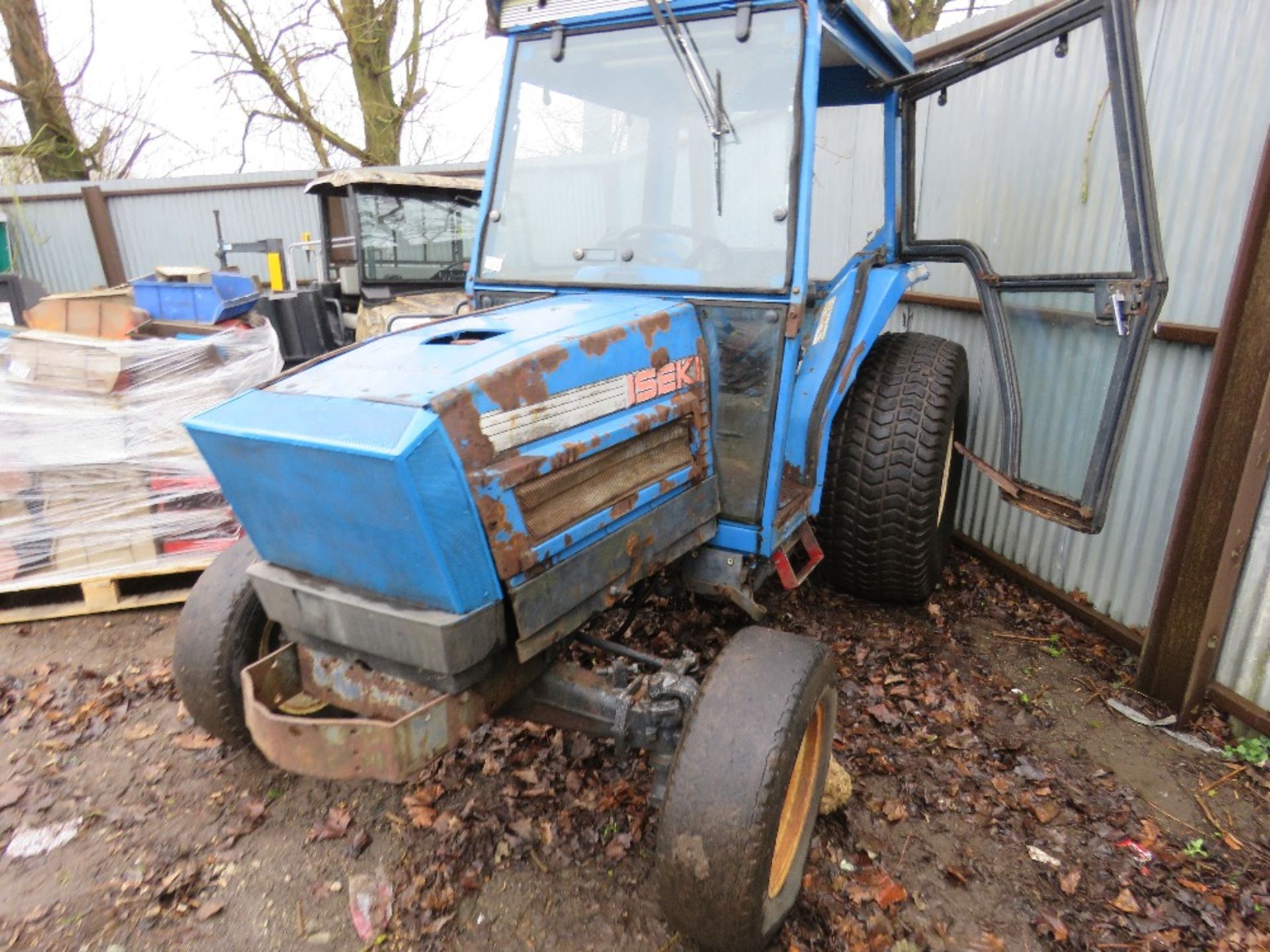 ISEKI 545 4WD TRACTOR WITH A CAB. 4764 REC HOURS. WHEN TESTED WAS SEEN TO RUN AND DRIVE.