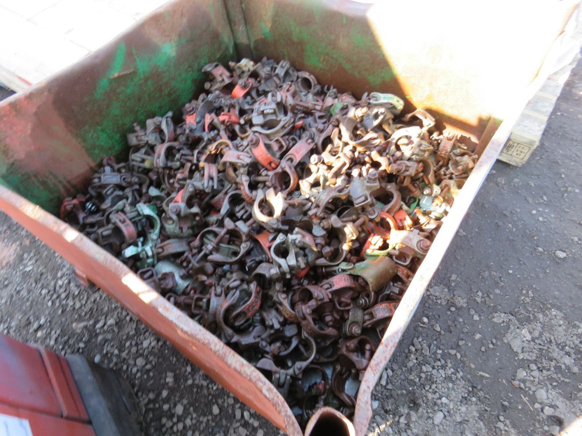 STILLAGE CONTAINING APPROXIMATELY 205 SCAFFOLD CLIPS. - Image 4 of 4