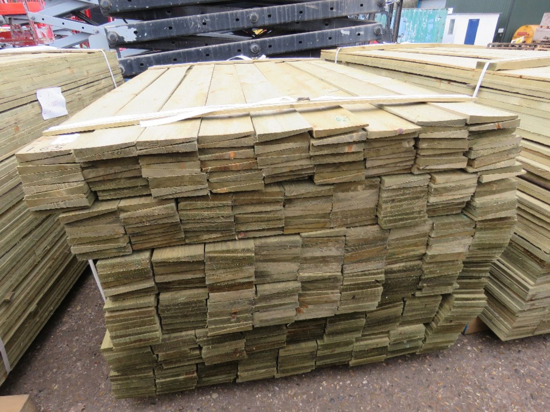 LARGE PACK OF TREATED FEATHER EDGE FENCE CLADDING TIMBER, 1.65M LENGTH X 10CM APPROX. - Image 2 of 2