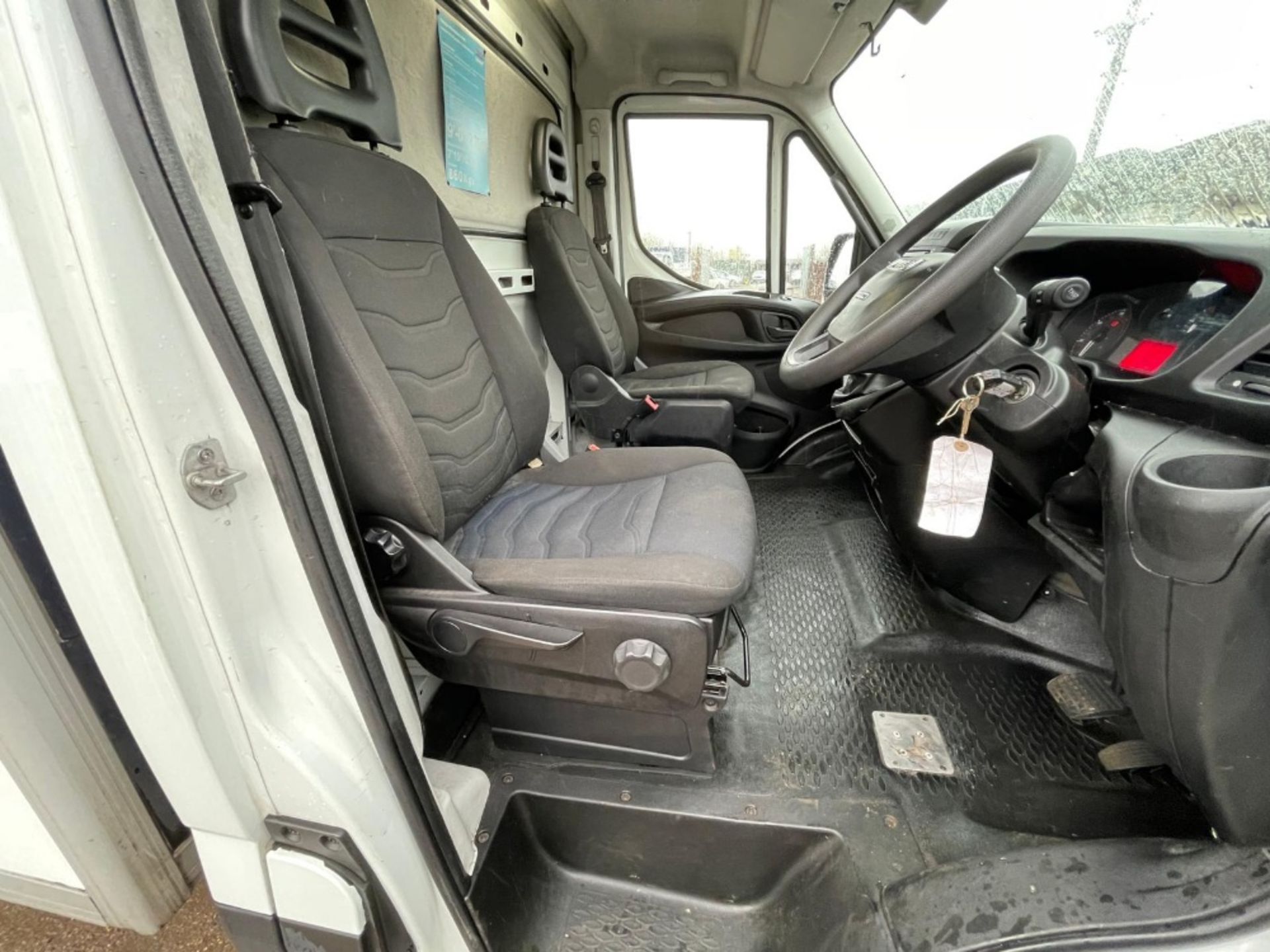IVECO CONTROLLED TEMPERATURE DELIVERY BOX VAN REG:BW15 OKA. AUTOMATIC GEARBOX. WITH V5. 108,526 REC - Image 7 of 19