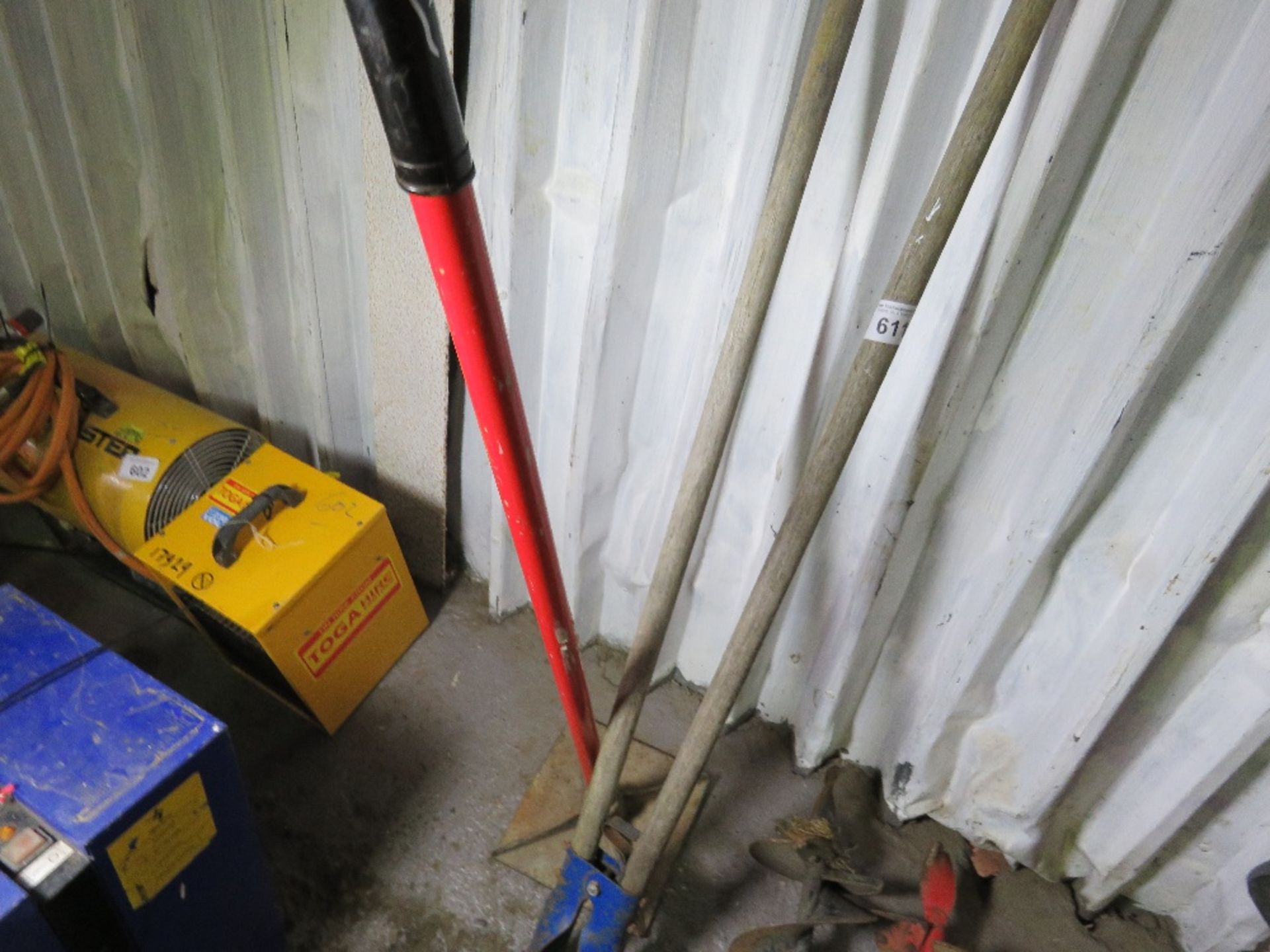 POST HOLE SPADE PLUS A RAMMER UNIT. - Image 3 of 3