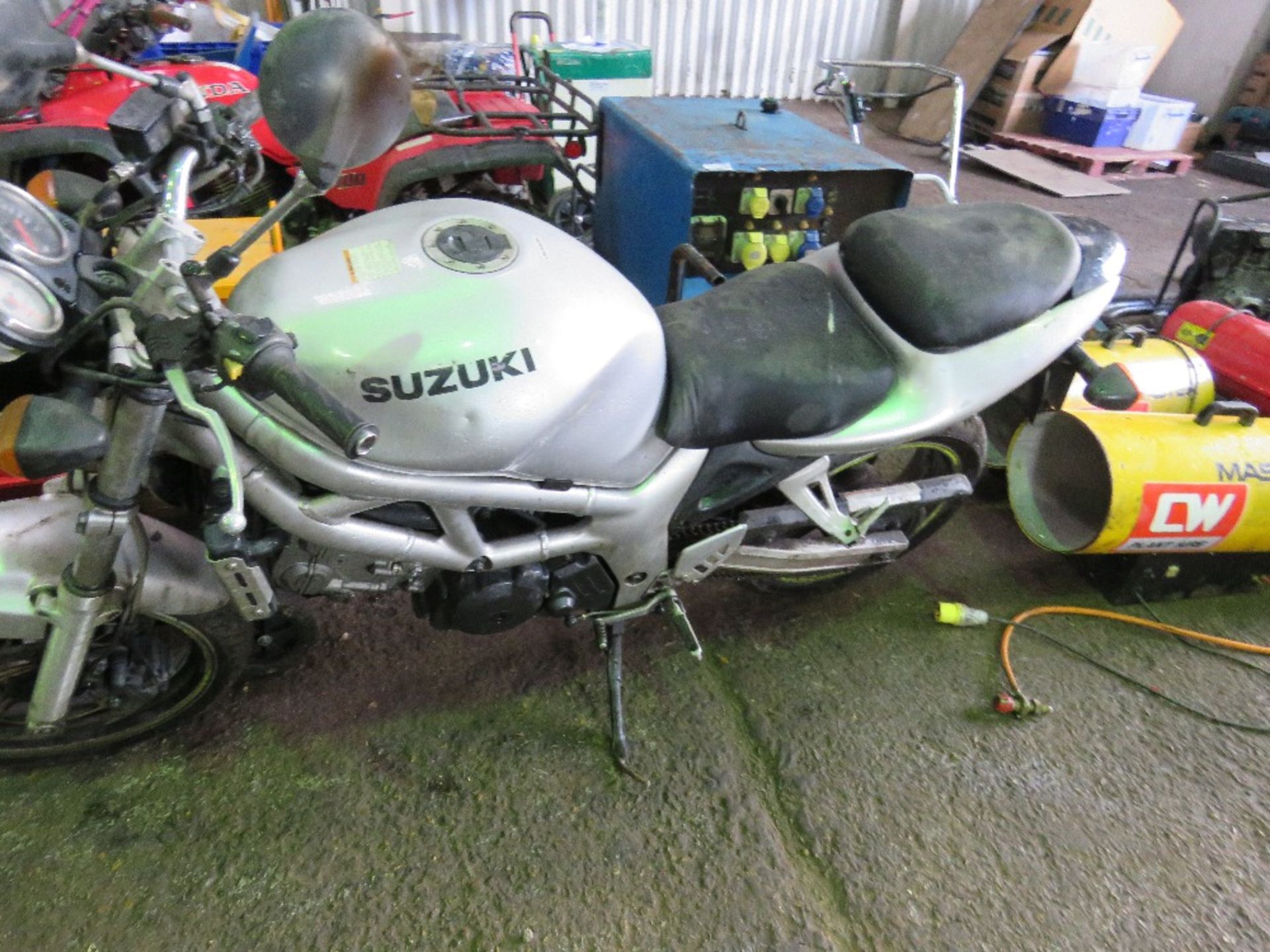 SUZUKI SV650 K2 MOTORBIKE REG:VU52 YBL. CONDITION UNKNOWN, LOG BOOK TO APPLY FOR. NO KEYS.SOLD FOR S - Image 3 of 4