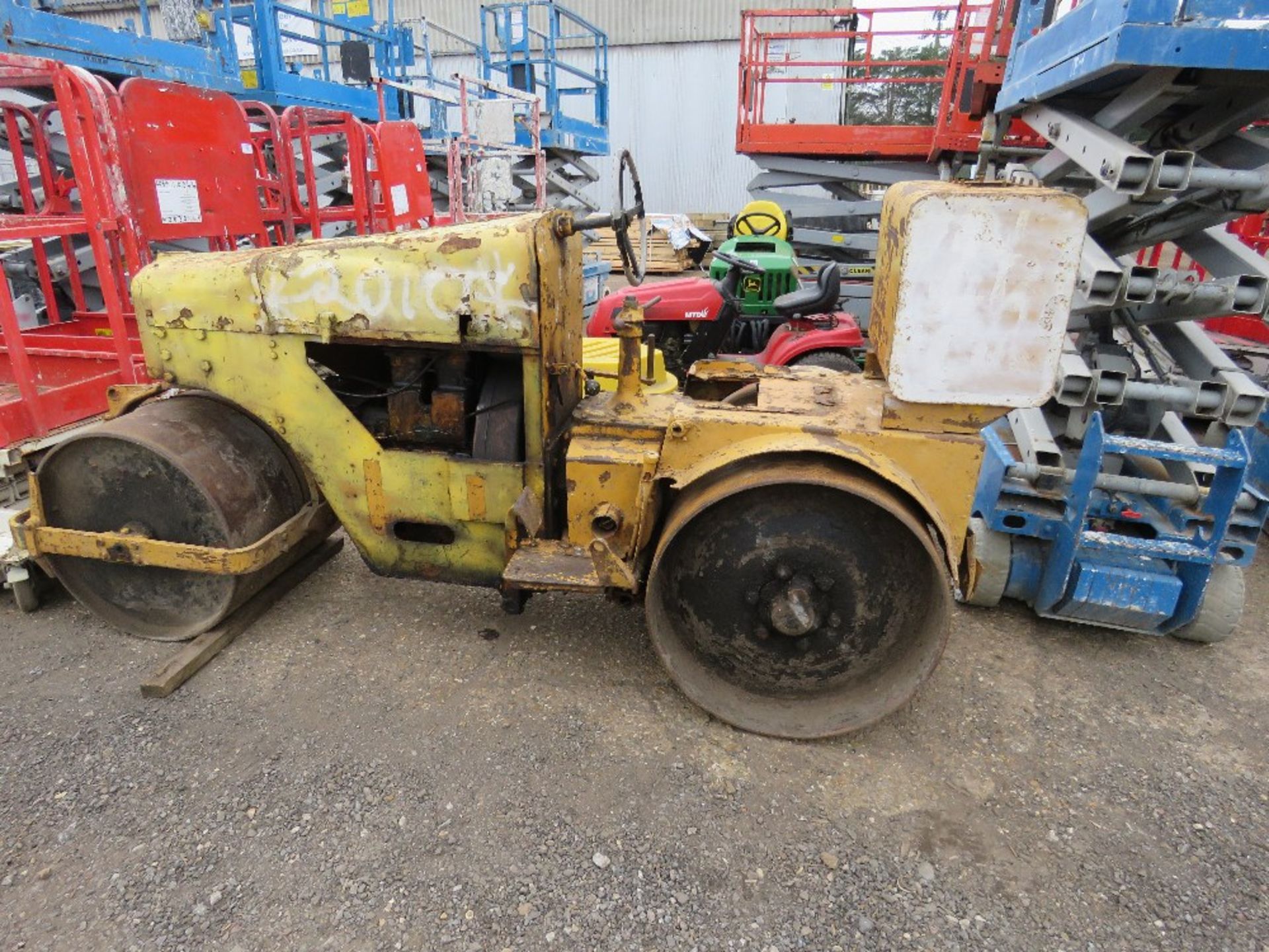 RIDE ON CRICKET PITCH ROLLER. WHEN TESTED WAS SEEN TO RUN AND DRIVE (NEEDS JUMP START) - Image 3 of 4