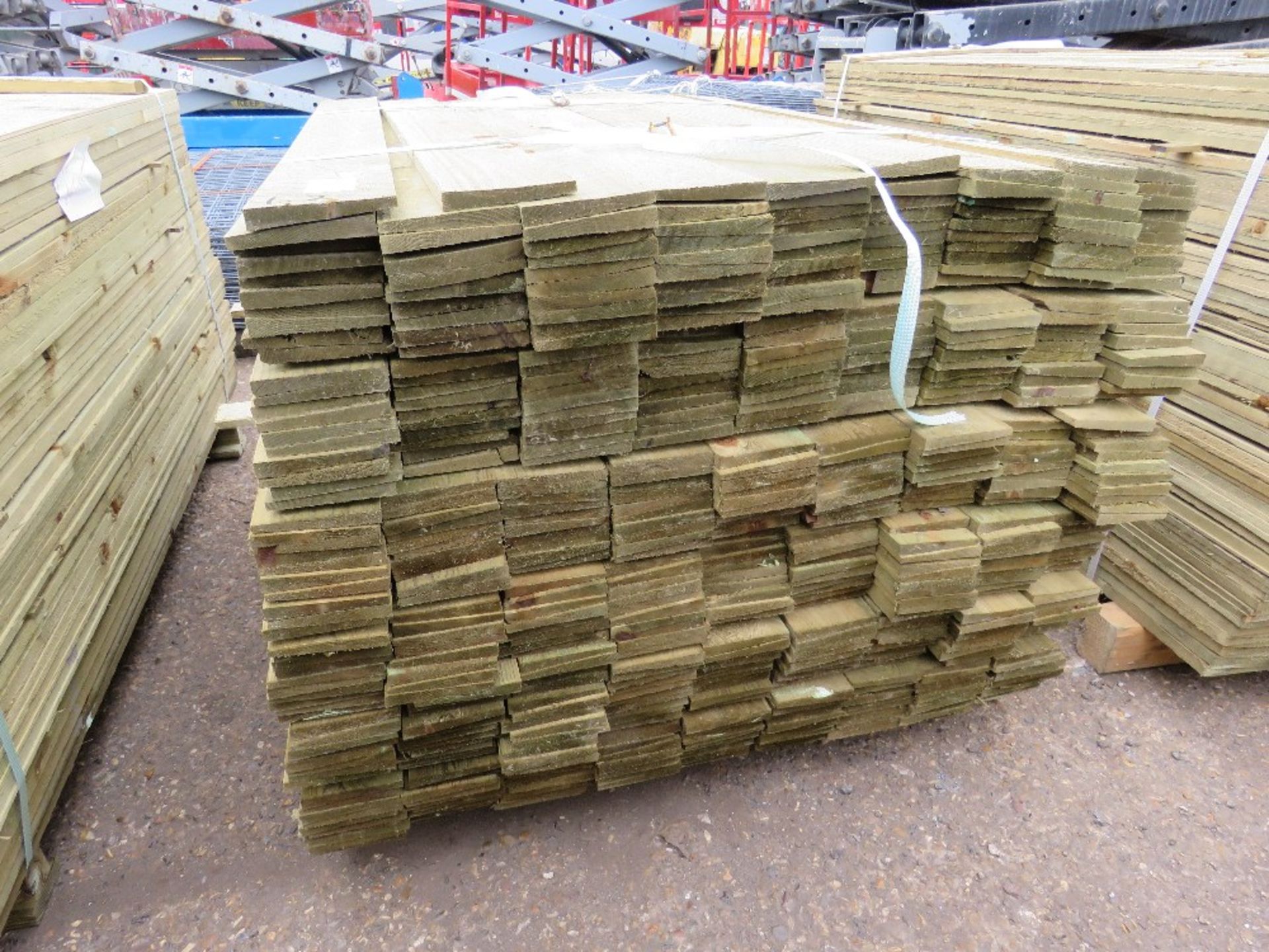 LARGE PACK OF TREATED FEATHER EDGE FENCE CLADDING TIMBER, 1.20M LENGTH X 10CM APPROX. - Image 2 of 2