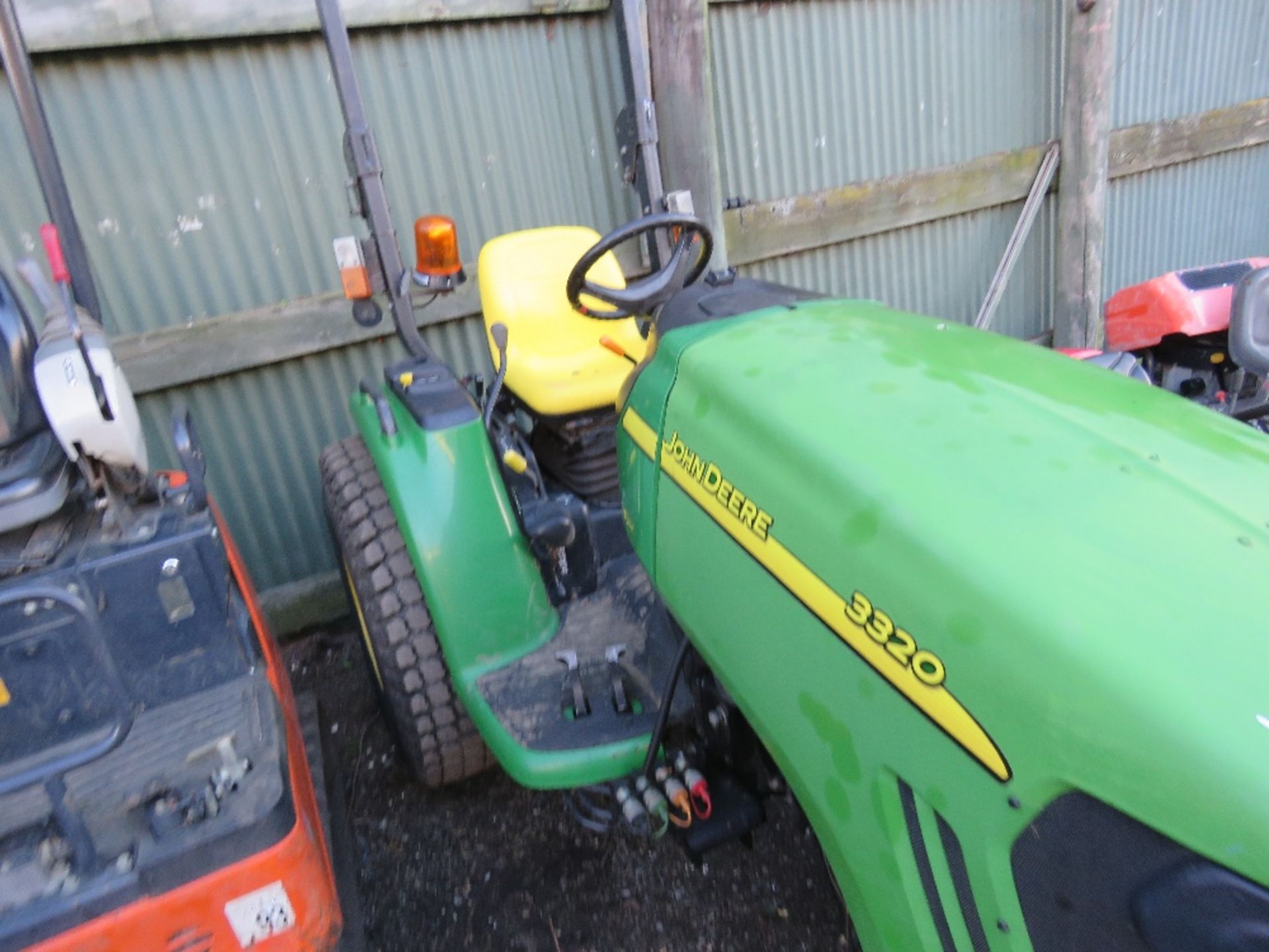 JOHN DEERE 3320 4WD COMPACT TRACTOR, YEAR 2006 REGISTERED, ENGINE NEEDS ATTENTION. REG:YJ06 WVT - Image 2 of 8