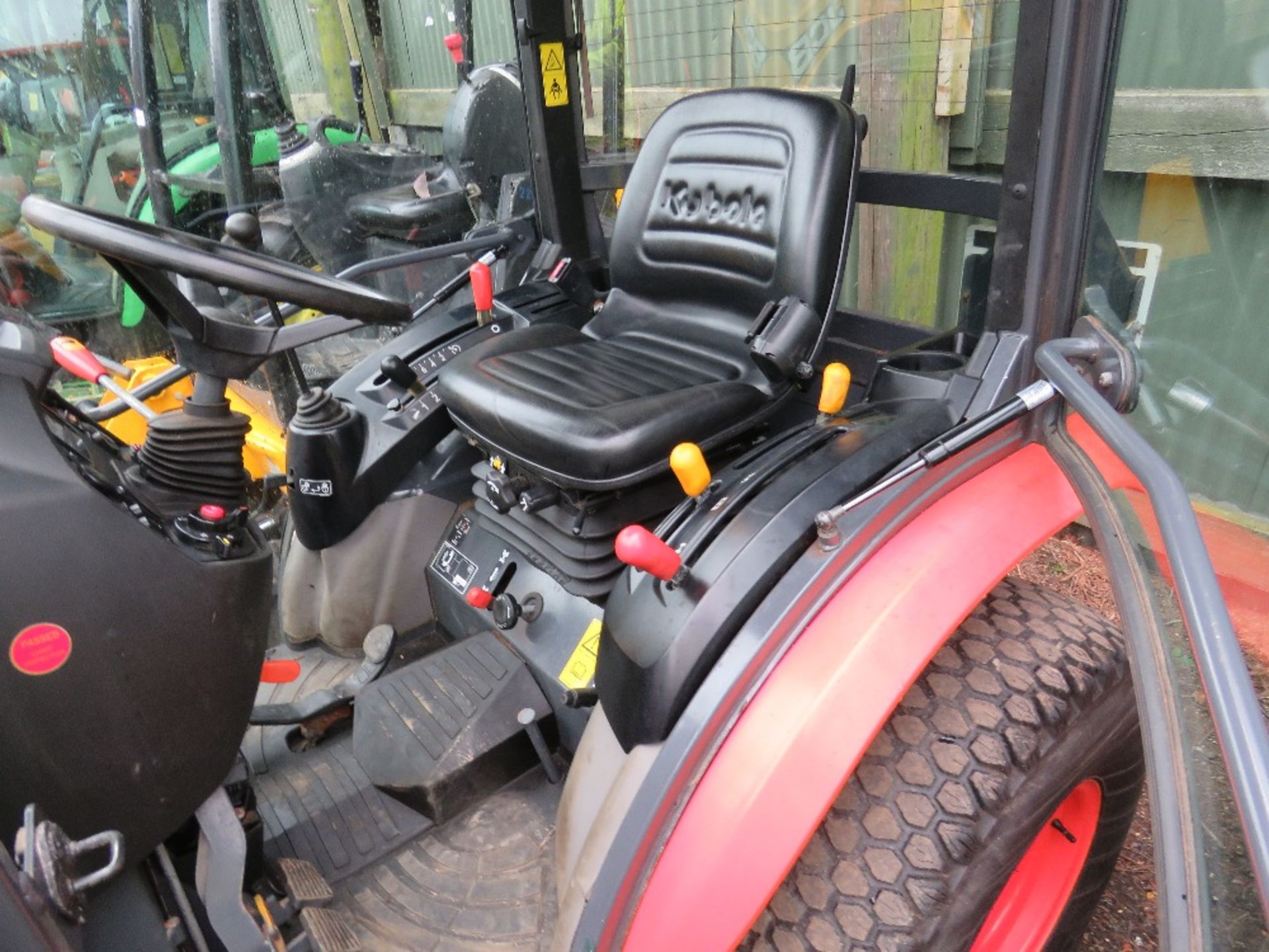 KUBOTA B2350 4WD CABBED COMPACT TRACTOR, 958 REC HOURS. REG:SP16 CNX WITH V5. - Image 4 of 10