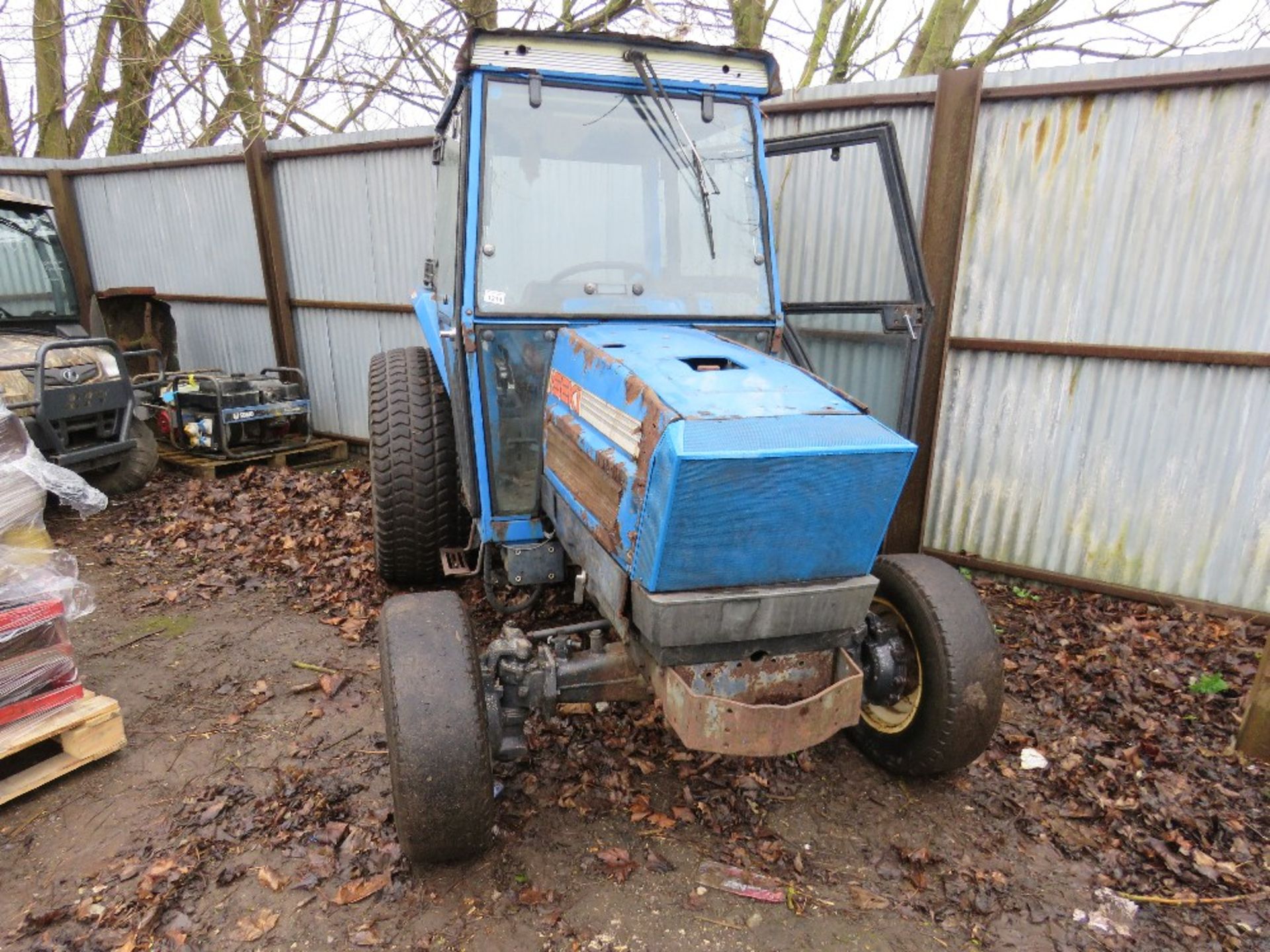 ISEKI 545 4WD TRACTOR WITH A CAB. 4764 REC HOURS. WHEN TESTED WAS SEEN TO RUN AND DRIVE. - Image 2 of 6