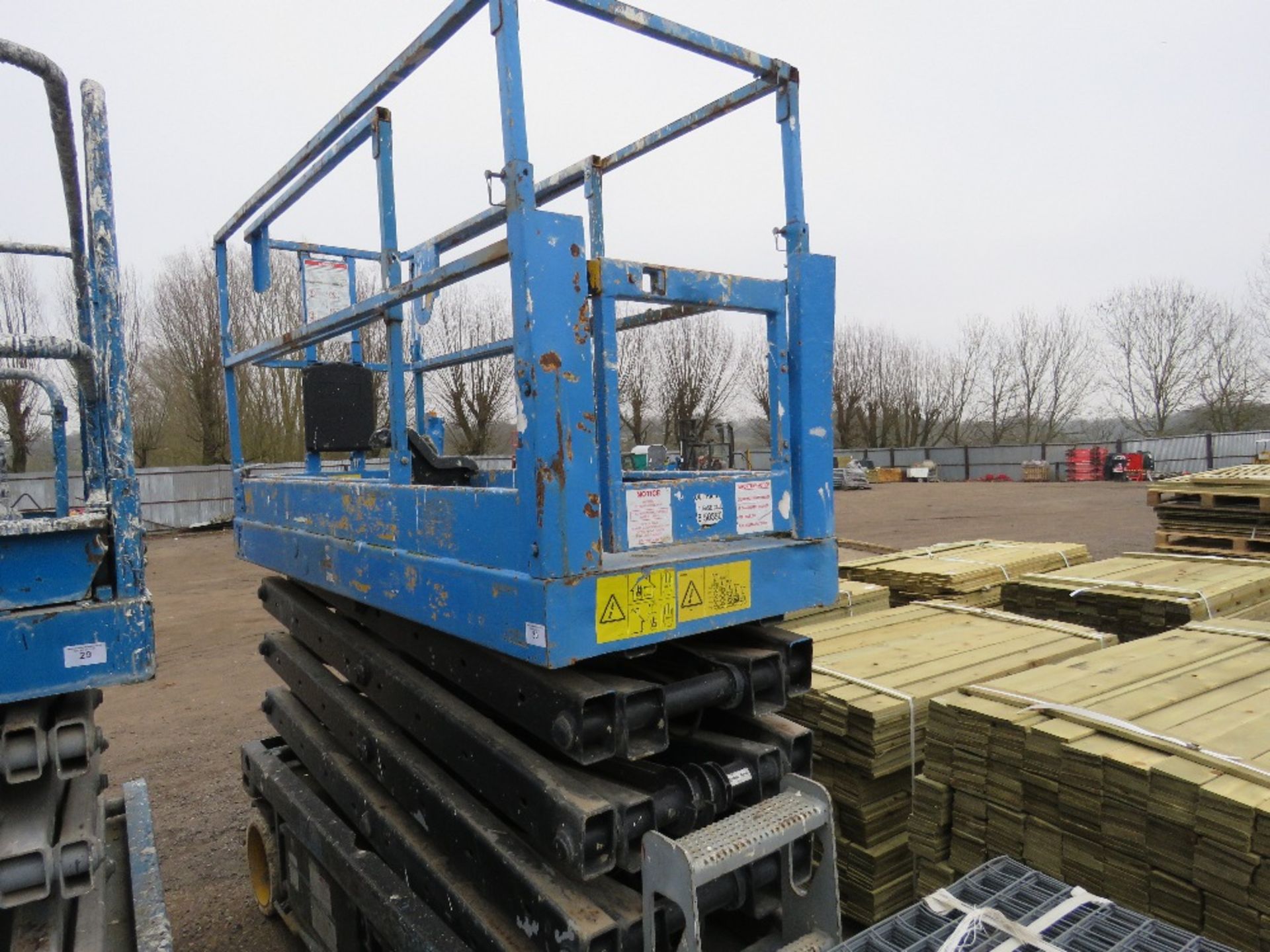 GENIE GS2632 SCISSOR LIFT ACCESS PLATFORM, 9.8M MAX WORKING HEIGHT. year 2001. sn:gs32-46581 WHEN - Image 5 of 5