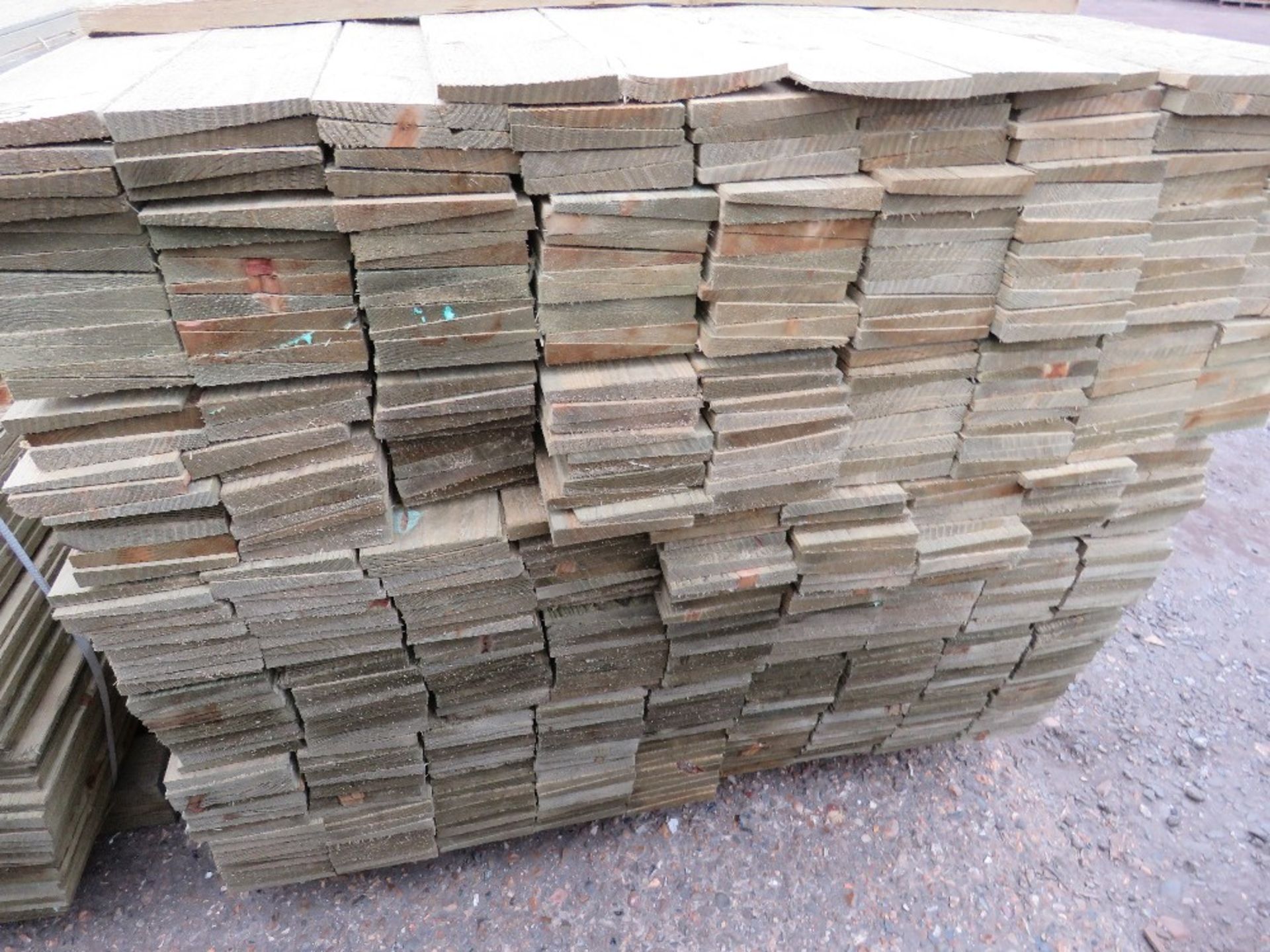 LARGE PACK OF TREATED FEATHER EDGE FENCE CLADDING TIMBER, 1.80M LENGTH X 10CM APPROX. - Image 2 of 2