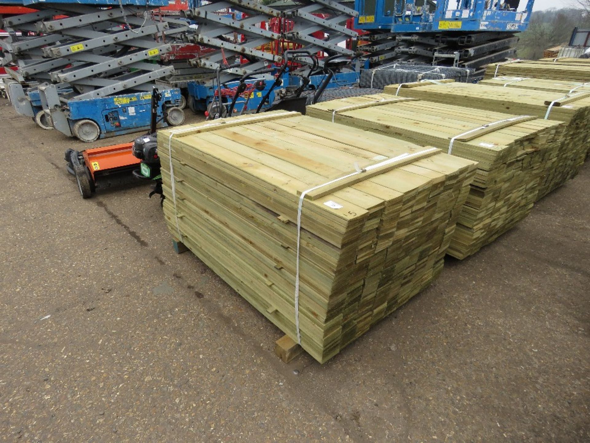 LARGE PACK OF TREATED FEATHER EDGE FENCE CLADDING TIMBER, 1.5M LENGTH X 10CM APPROX.