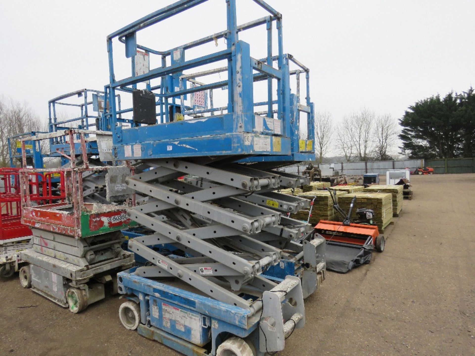 GENIE GS1930 SCISSOR LIFT ACCESS PLATFORM, 7.6M MAX WORKING HEIGHT. SN:GS30-52977. YEAR 2002. WHEN