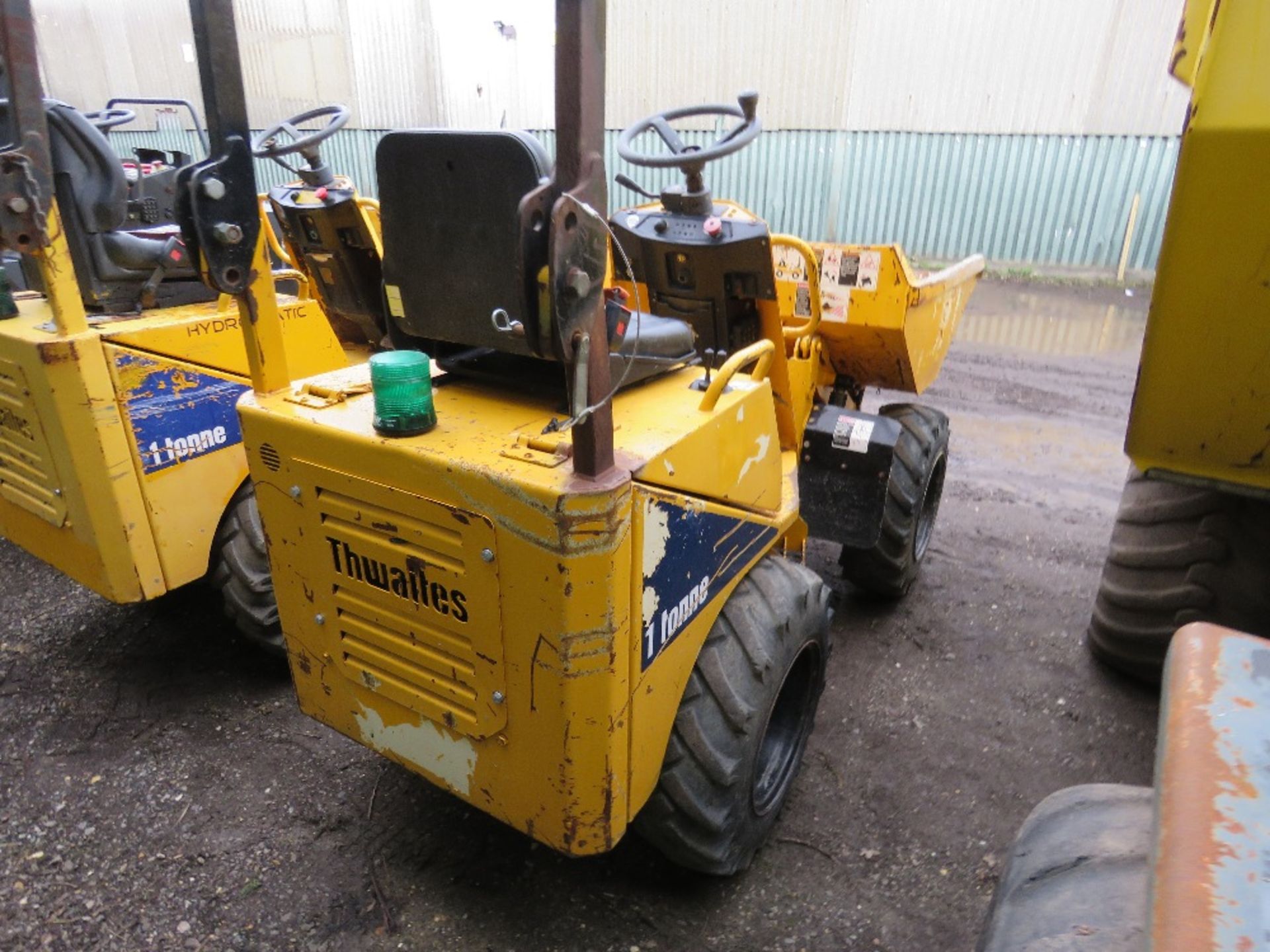 THWAITES 1 TONNE HIGH TIP DUMPER, YEAR 2004. 2776 REC HOURS. SN: SLCMZ01ZZ402A5433. - Image 4 of 8