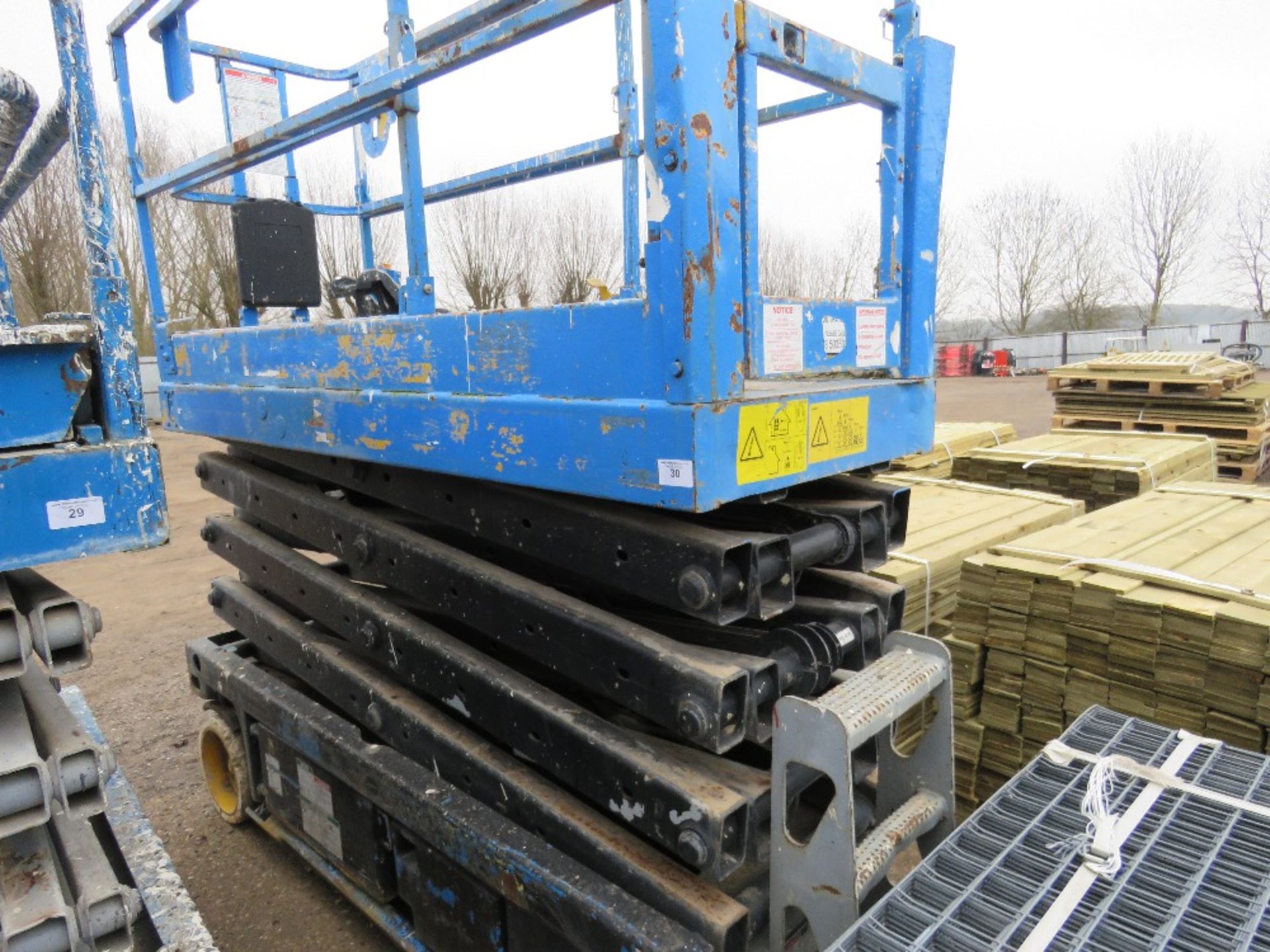 GENIE GS2632 SCISSOR LIFT ACCESS PLATFORM, 9.8M MAX WORKING HEIGHT. year 2001. sn:gs32-46581 WHEN