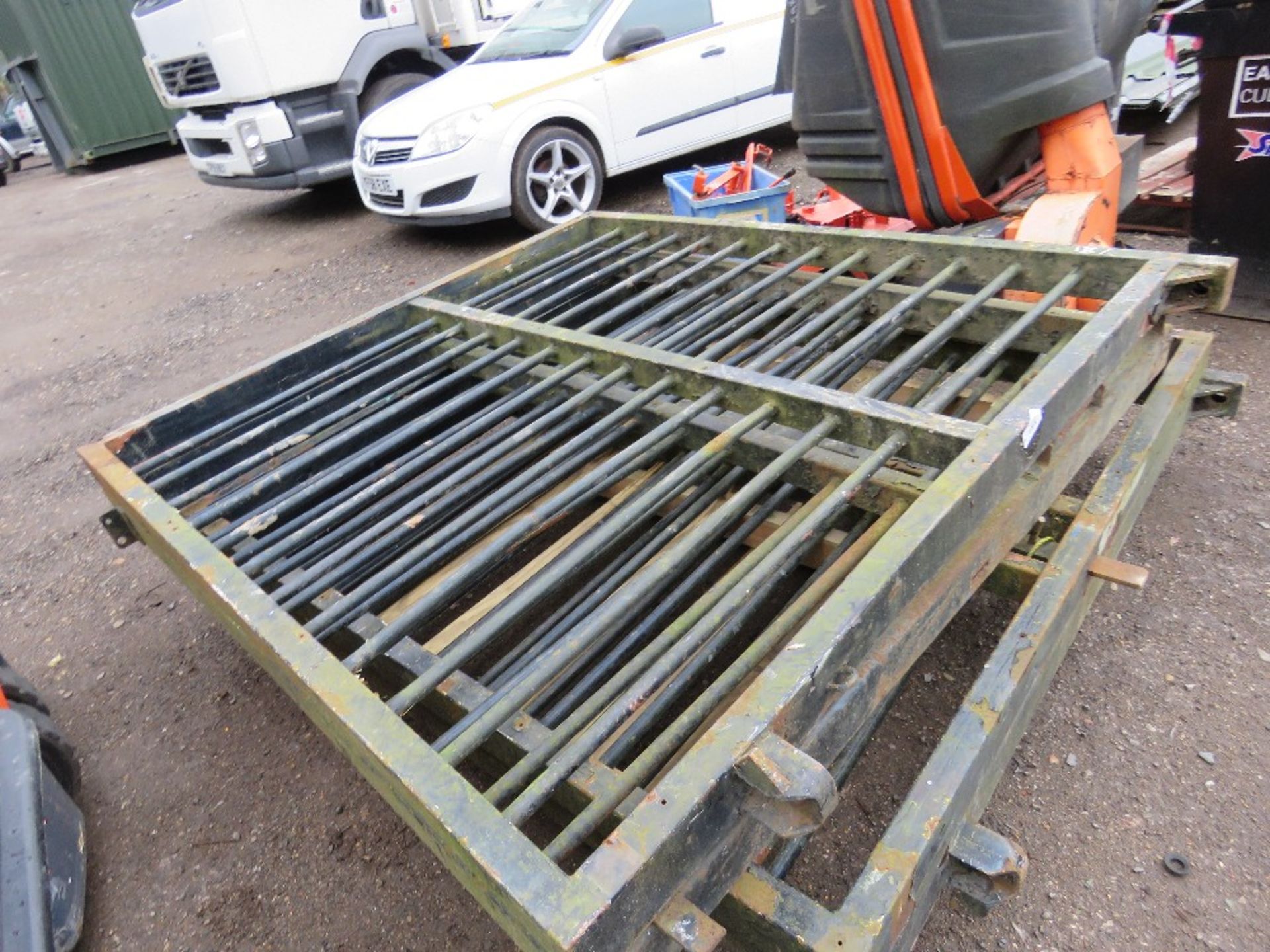 2 X HEAVY DUTY FOLDING YARD GATES. EACH SECTION IS 6FT X 6FT APPROX, GIVING TOTAL SPAN OF 24FT APPRO - Image 2 of 6